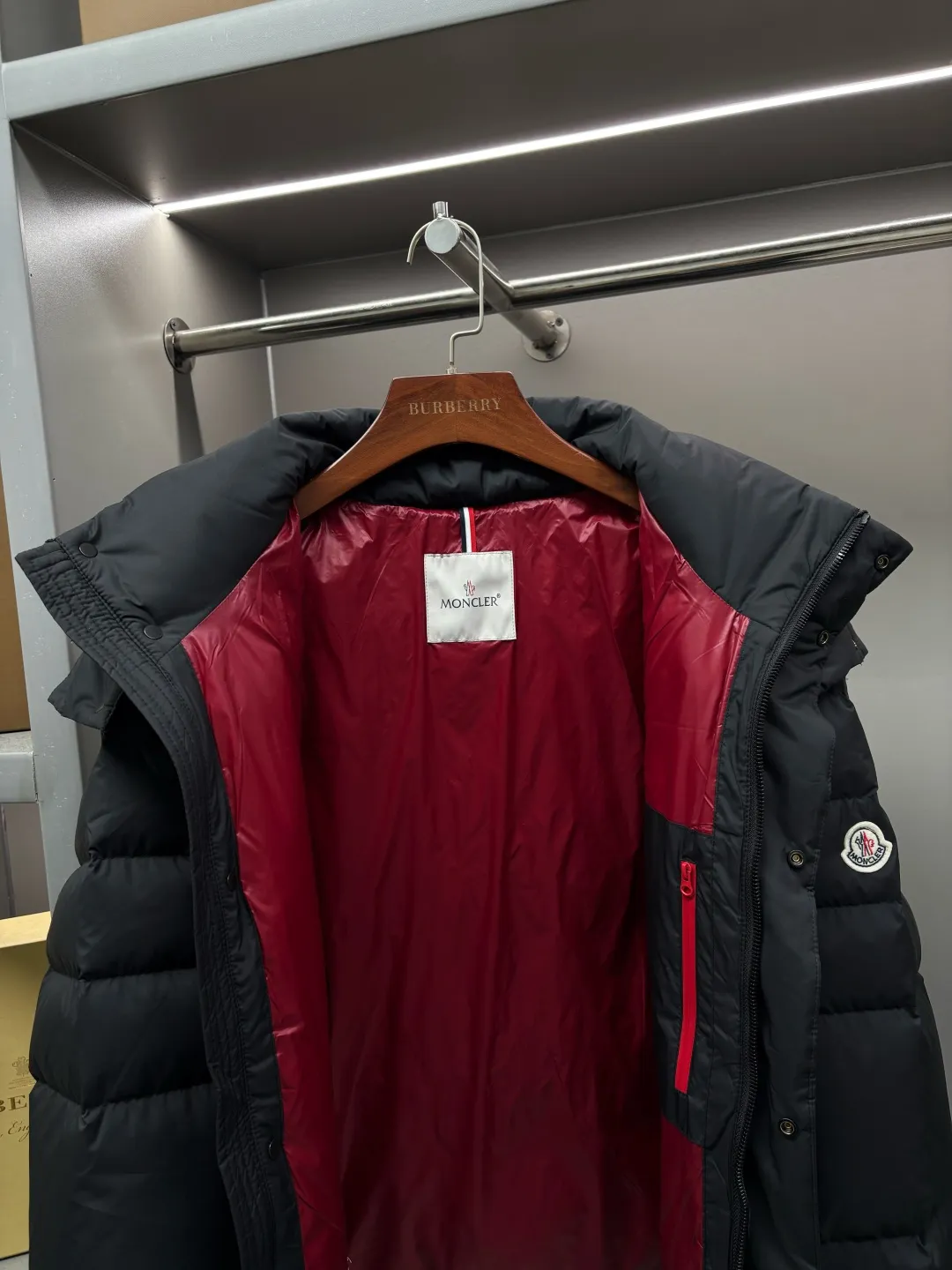 P1100 Moncler's classic removable hooded down jacket, same style for men and women, ready for sale 💥High-end series, hooded down jacket for couples, the hood is removable, the fabric is waterproof and windproof, the four-layer lock velvet does not run away, it is soft and fluffy, very warm, the upper body is contoured, very handsome. Toray's shiny outer material is highly resilient without a trace of stems, with outstanding details and exquisite craftsmanship. It is filled with DIST environmentally friendly 90 white goose down! Basically anywhere in the country is enough! 🔍Details: The yoke and hood are made of fine cotton, the inner layer is made of red nylon fabric with contrasting colors, buttons and hardware are customized one-to-one at the counter, and the Moncler logo patches on the sleeves. Size: M-XXL Color: black beige
