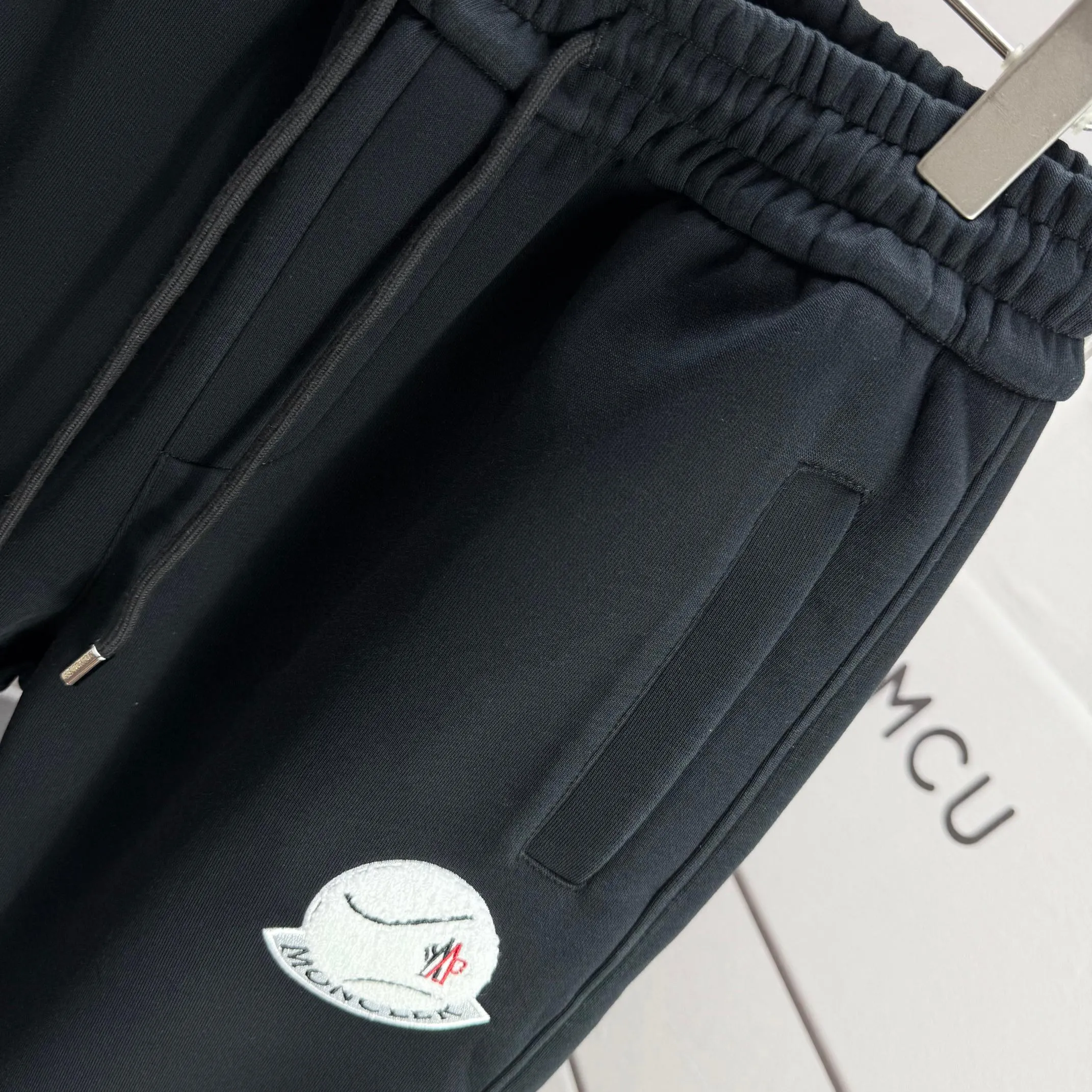 P310 MONCLER* Mouthless 2025 new autumn embroidered classic flat-legged casual sweatpants, same style for men and women. The fabric is made of 380g high-density double-sided Chinese custom fabric. No deformation, no shrinkage, three-dimensional drape. Color: black, navy blue, size: M-XXXL