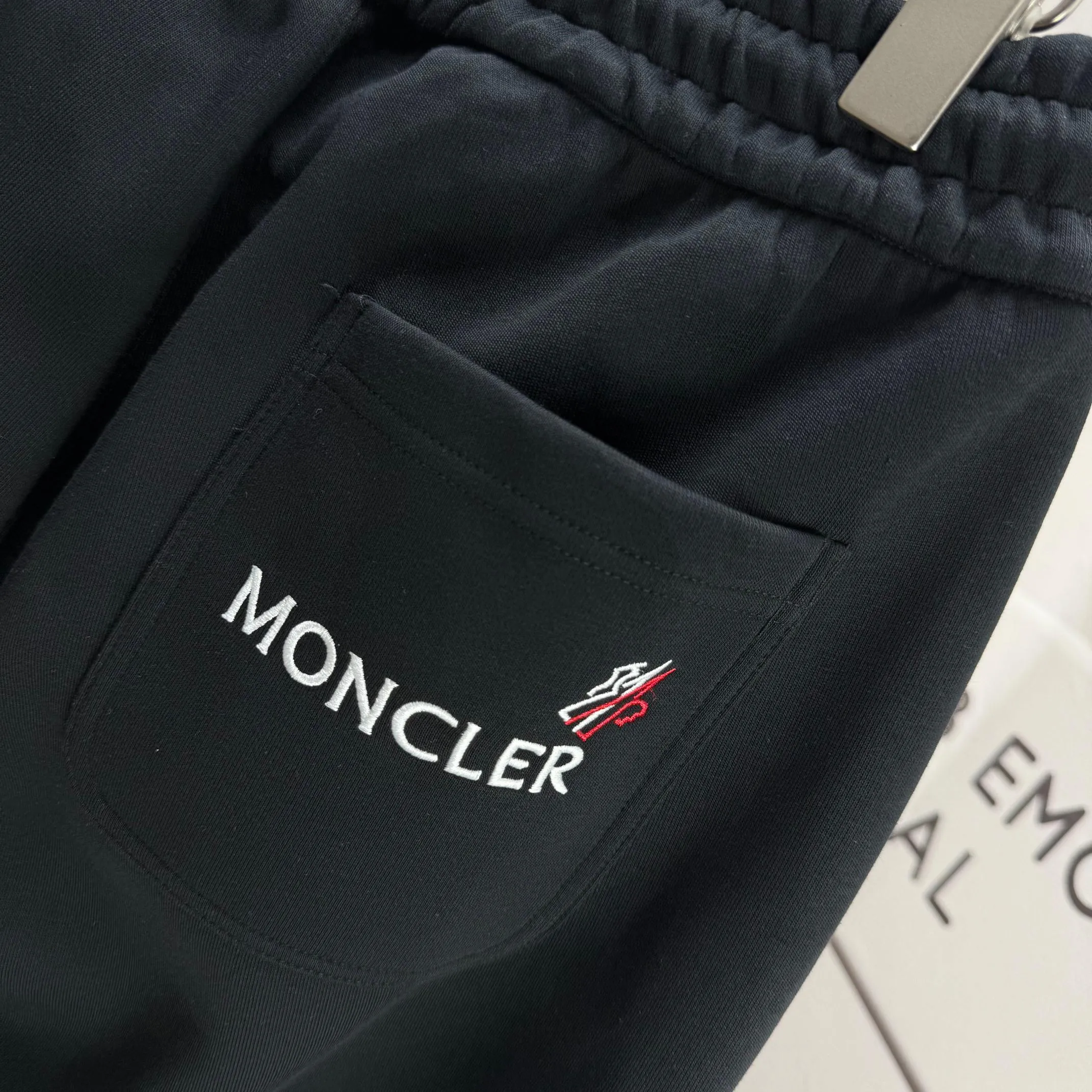 P310 MONCLER* Mouthless 2025 new autumn embroidered classic flat-legged casual sweatpants, same style for men and women. The fabric is made of 380g high-density double-sided Chinese custom fabric. No deformation, no shrinkage, three-dimensional drape. Color: black, navy blue, size: M-XXXL