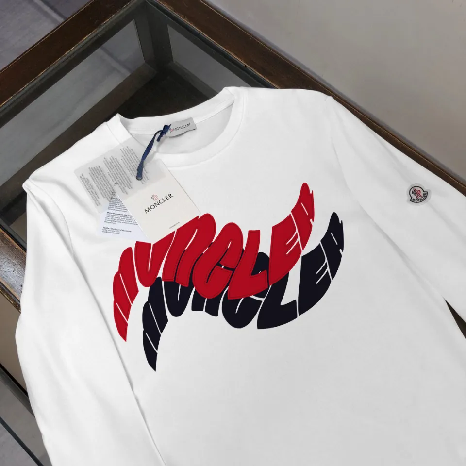 P180, a non-off-the-shelf model, you can trust it. Moncler printed long-sleeved T-shirt, 240g breathable cotton fabric, very soft and comfortable texture, does not shrink, does not deform, does not ball), can be worn alone as a base layer. Original customized accessories, collar label, care mark, hangtag, packaging (perfect details) Color: White Black Size: XS S M L