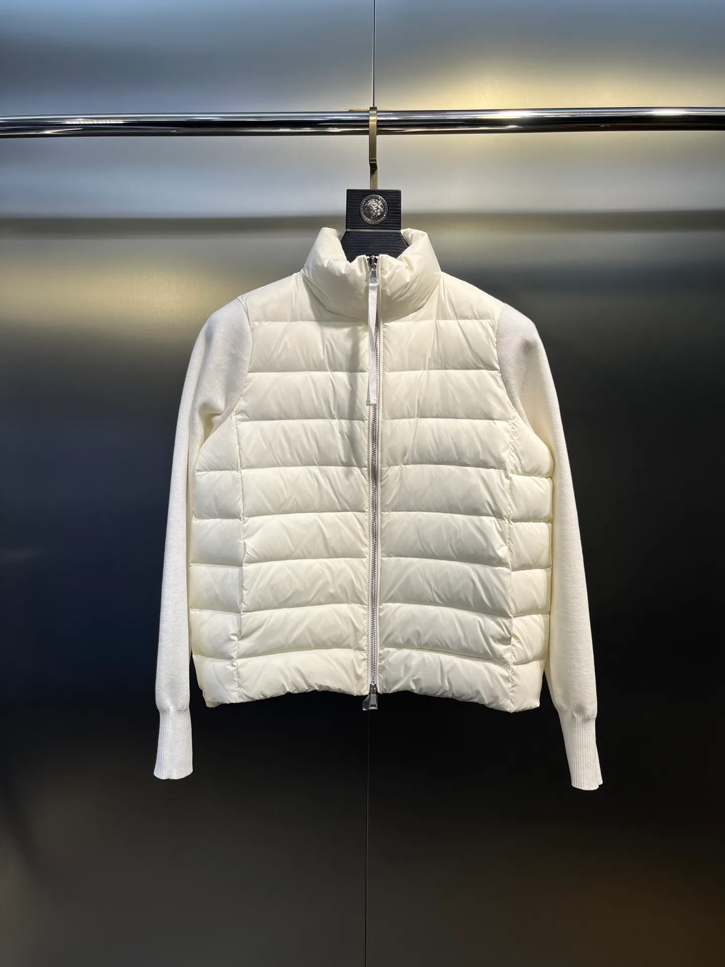 P560 MONCLER 🌟 The latest autumn and winter wool knitted splicing down stand-up collar short down jacket with national standard down filling. Light and comfortable, with built-in heating and warmth function. The sleeves are spliced ​​with merino wool for a comfortable and thick feel. Temperament stand-up collar zipper design. Minimalist luxury H version. Not picky about the upper body and super slim. Casual and versatile artifact. Italian elegance and high-end sense. Casual and atmospheric. Color: black, off-white, pink. Size: s m l