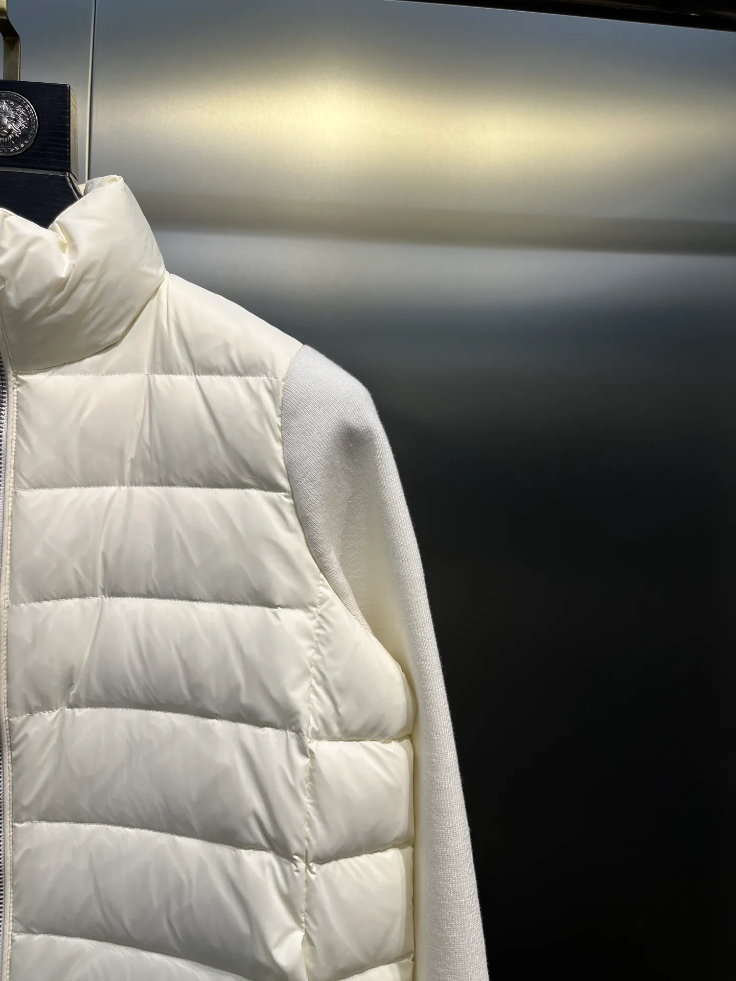 P560 MONCLER 🌟 The latest autumn and winter wool knitted splicing down stand-up collar short down jacket with national standard down filling. Light and comfortable, with built-in heating and warmth function. The sleeves are spliced ​​with merino wool for a comfortable and thick feel. Temperament stand-up collar zipper design. Minimalist luxury H version. Not picky about the upper body and super slim. Casual and versatile artifact. Italian elegance and high-end sense. Casual and atmospheric. Color: black, off-white, pink. Size: s m l
