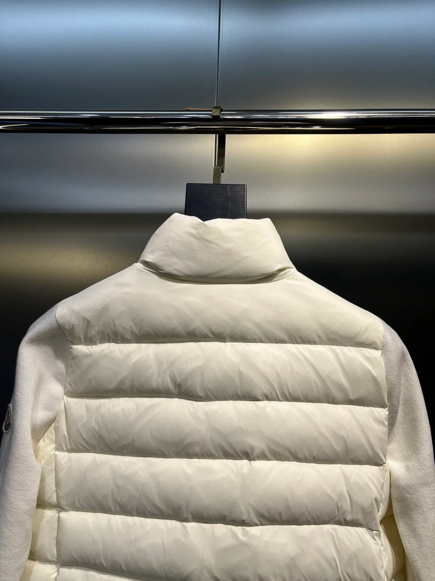 P560 MONCLER 🌟 The latest autumn and winter wool knitted splicing down stand-up collar short down jacket with national standard down filling. Light and comfortable, with built-in heating and warmth function. The sleeves are spliced ​​with merino wool for a comfortable and thick feel. Temperament stand-up collar zipper design. Minimalist luxury H version. Not picky about the upper body and super slim. Casual and versatile artifact. Italian elegance and high-end sense. Casual and atmospheric. Color: black, off-white, pink. Size: s m l