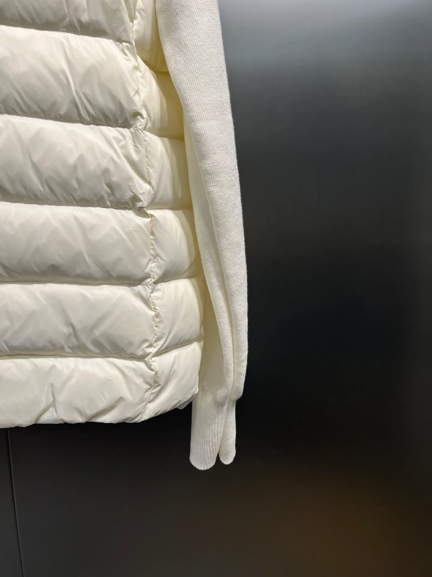 P560 MONCLER 🌟 The latest autumn and winter wool knitted splicing down stand-up collar short down jacket with national standard down filling. Light and comfortable, with built-in heating and warmth function. The sleeves are spliced ​​with merino wool for a comfortable and thick feel. Temperament stand-up collar zipper design. Minimalist luxury H version. Not picky about the upper body and super slim. Casual and versatile artifact. Italian elegance and high-end sense. Casual and atmospheric. Color: black, off-white, pink. Size: s m l