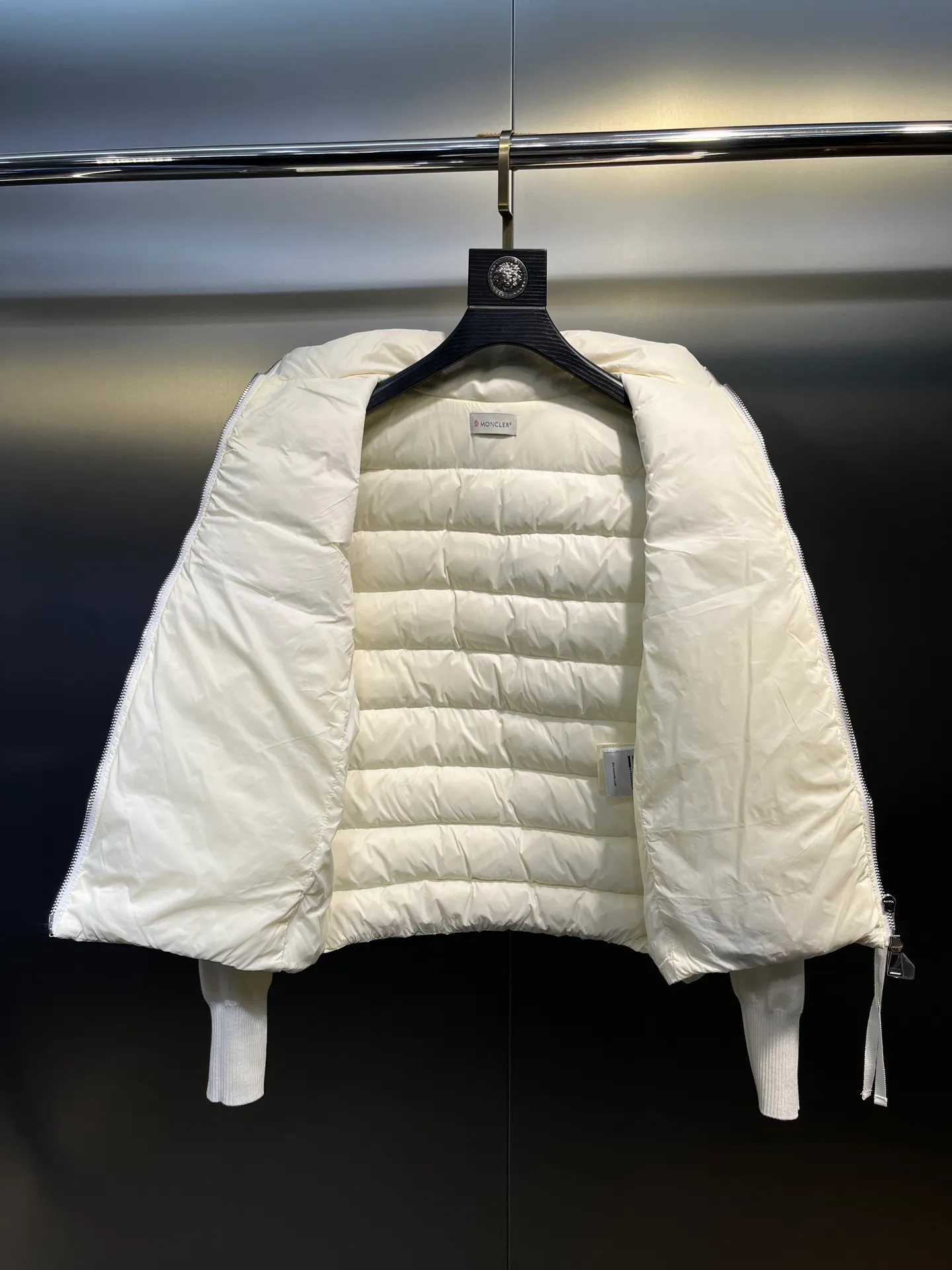 P560 MONCLER 🌟 The latest autumn and winter wool knitted splicing down stand-up collar short down jacket with national standard down filling. Light and comfortable, with built-in heating and warmth function. The sleeves are spliced ​​with merino wool for a comfortable and thick feel. Temperament stand-up collar zipper design. Minimalist luxury H version. Not picky about the upper body and super slim. Casual and versatile artifact. Italian elegance and high-end sense. Casual and atmospheric. Color: black, off-white, pink. Size: s m l