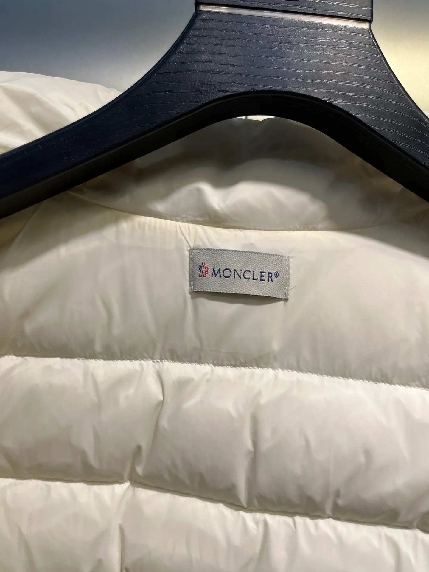 P560 MONCLER 🌟 The latest autumn and winter wool knitted splicing down stand-up collar short down jacket with national standard down filling. Light and comfortable, with built-in heating and warmth function. The sleeves are spliced ​​with merino wool for a comfortable and thick feel. Temperament stand-up collar zipper design. Minimalist luxury H version. Not picky about the upper body and super slim. Casual and versatile artifact. Italian elegance and high-end sense. Casual and atmospheric. Color: black, off-white, pink. Size: s m l