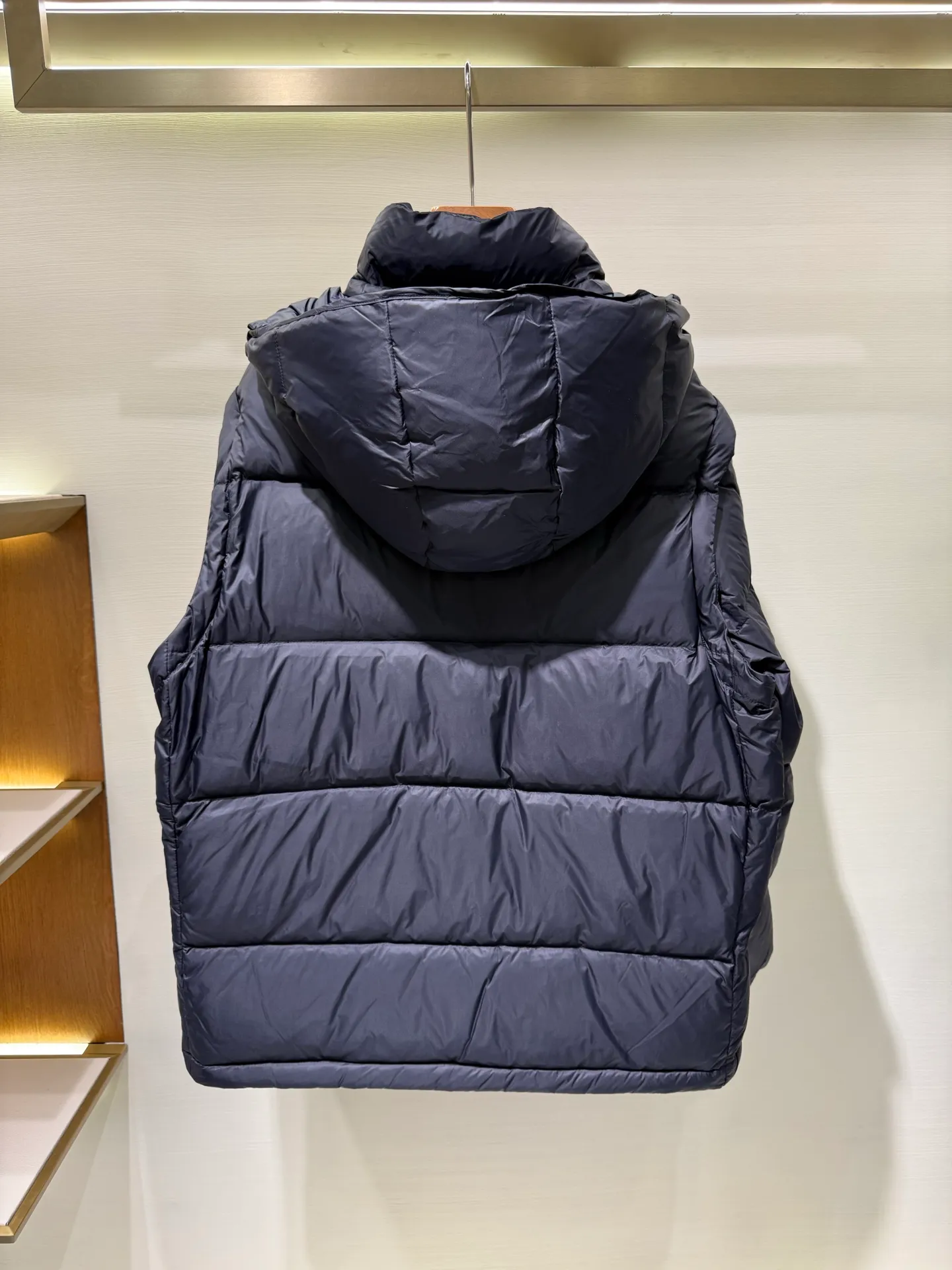 P1340 Moncler Cyclone Men's 2-in-1 Down Jacket The Cyclone down jacket uses a modern approach to interpret the classic silhouette of the 1980s, with a new simple version design. This short down jacket is made from nylon and features easily removable sleeves, allowing you to convert the jacket into a vest. A removable hood and contrast lining complete the design.  Fabric: Made of nylon fabric, lined with Nylon laqué and filled with down, 100% nylon, filling: 95 white duck down, filling capacity of about 300g (washed standard goose down), please order the goose down version if you need it. Craftsmanship: detachable hood and sleeves, zipper and snap button closure, zipper pocket, elastic cuffs, elastic drawstring hem, supports NFC chip sensing, size: 1 2 3 4 5, color: dark blue, dark brown 0556080