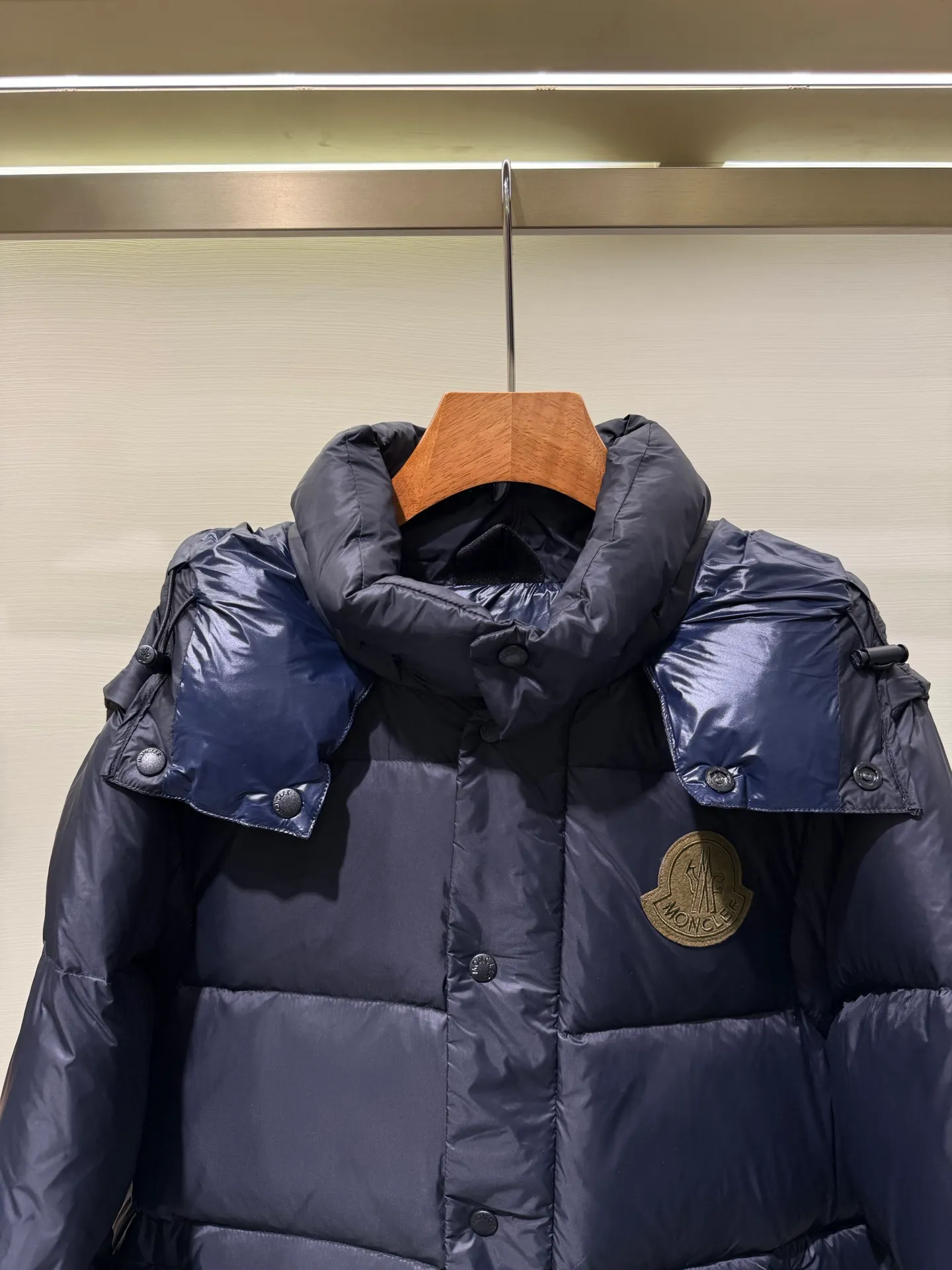 P1340 Moncler Cyclone Men's 2-in-1 Down Jacket The Cyclone down jacket uses a modern approach to interpret the classic silhouette of the 1980s, with a new simple version design. This short down jacket is made from nylon and features easily removable sleeves, allowing you to convert the jacket into a vest. A removable hood and contrast lining complete the design.  Fabric: Made of nylon fabric, lined with Nylon laqué and filled with down, 100% nylon, filling: 95 white duck down, filling capacity of about 300g (washed standard goose down), please order the goose down version if you need it. Craftsmanship: detachable hood and sleeves, zipper and snap button closure, zipper pocket, elastic cuffs, elastic drawstring hem, supports NFC chip sensing, size: 1 2 3 4 5, color: dark blue, dark brown 0556080