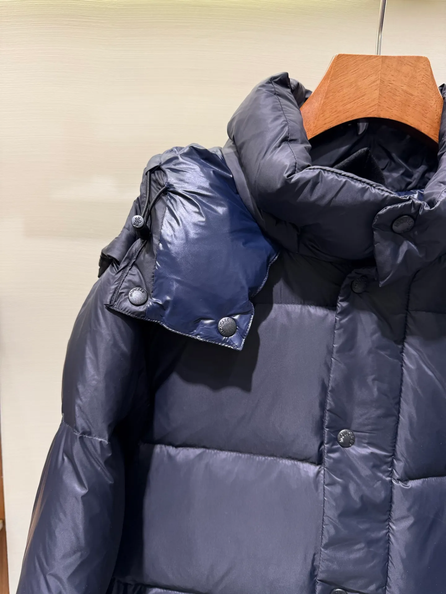 P1340 Moncler Cyclone Men's 2-in-1 Down Jacket The Cyclone down jacket uses a modern approach to interpret the classic silhouette of the 1980s, with a new simple version design. This short down jacket is made from nylon and features easily removable sleeves, allowing you to convert the jacket into a vest. A removable hood and contrast lining complete the design.  Fabric: Made of nylon fabric, lined with Nylon laqué and filled with down, 100% nylon, filling: 95 white duck down, filling capacity of about 300g (washed standard goose down), please order the goose down version if you need it. Craftsmanship: detachable hood and sleeves, zipper and snap button closure, zipper pocket, elastic cuffs, elastic drawstring hem, supports NFC chip sensing, size: 1 2 3 4 5, color: dark blue, dark brown 0556080