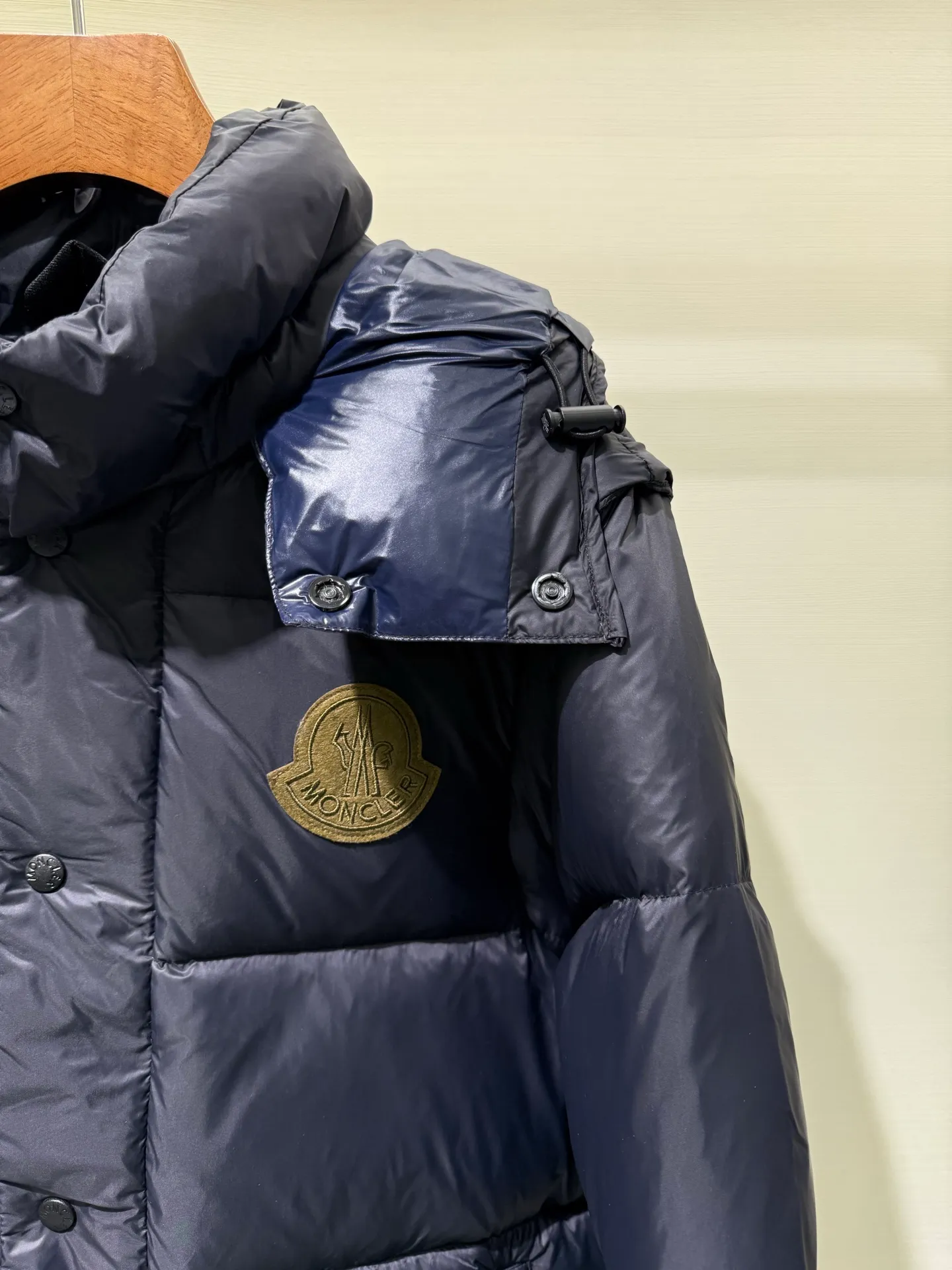 P1340 Moncler Cyclone Men's 2-in-1 Down Jacket The Cyclone down jacket uses a modern approach to interpret the classic silhouette of the 1980s, with a new simple version design. This short down jacket is made from nylon and features easily removable sleeves, allowing you to convert the jacket into a vest. A removable hood and contrast lining complete the design.  Fabric: Made of nylon fabric, lined with Nylon laqué and filled with down, 100% nylon, filling: 95 white duck down, filling capacity of about 300g (washed standard goose down), please order the goose down version if you need it. Craftsmanship: detachable hood and sleeves, zipper and snap button closure, zipper pocket, elastic cuffs, elastic drawstring hem, supports NFC chip sensing, size: 1 2 3 4 5, color: dark blue, dark brown 0556080