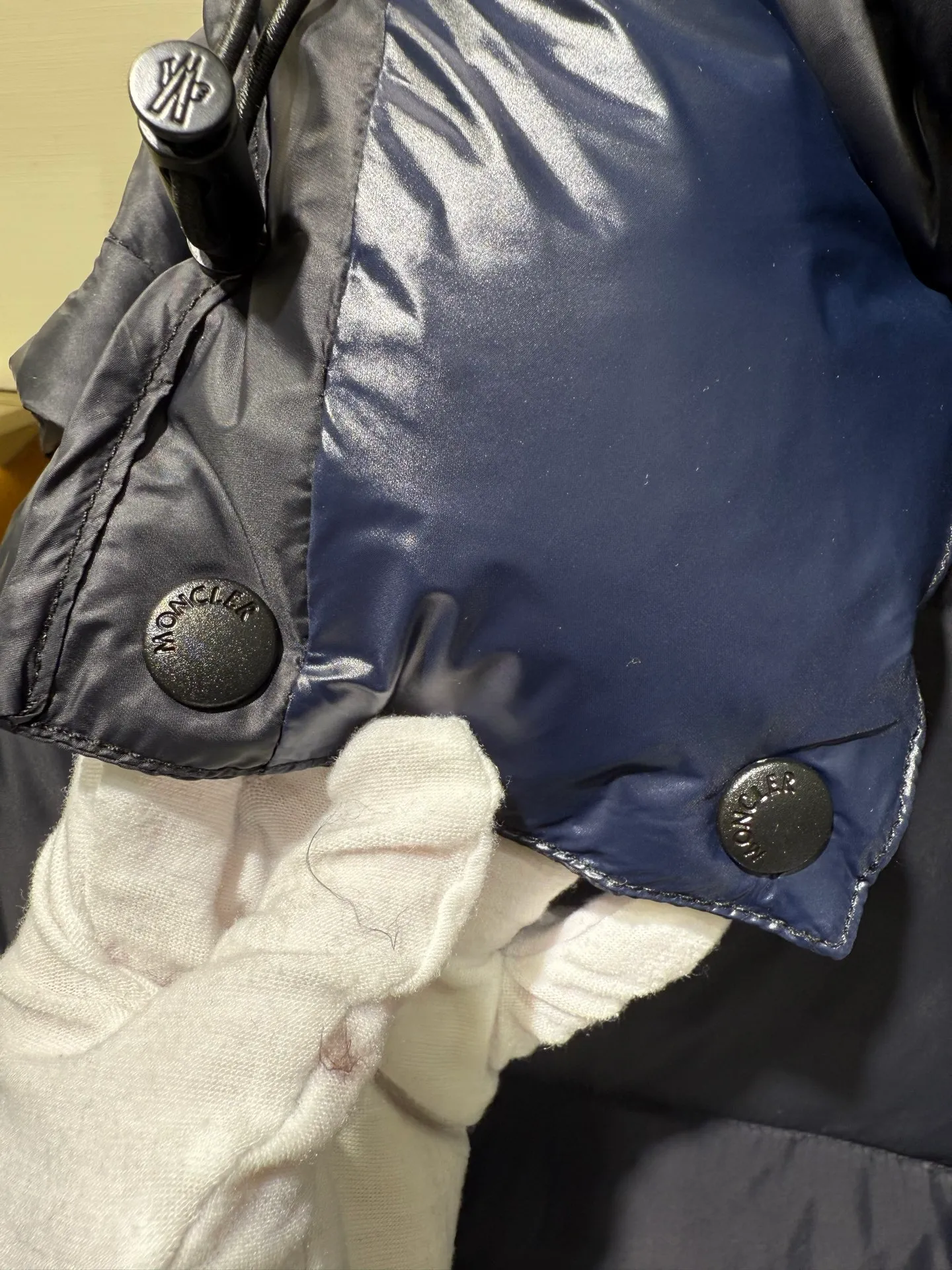 P1340 Moncler Cyclone Men's 2-in-1 Down Jacket The Cyclone down jacket uses a modern approach to interpret the classic silhouette of the 1980s, with a new simple version design. This short down jacket is made from nylon and features easily removable sleeves, allowing you to convert the jacket into a vest. A removable hood and contrast lining complete the design.  Fabric: Made of nylon fabric, lined with Nylon laqué and filled with down, 100% nylon, filling: 95 white duck down, filling capacity of about 300g (washed standard goose down), please order the goose down version if you need it. Craftsmanship: detachable hood and sleeves, zipper and snap button closure, zipper pocket, elastic cuffs, elastic drawstring hem, supports NFC chip sensing, size: 1 2 3 4 5, color: dark blue, dark brown 0556080
