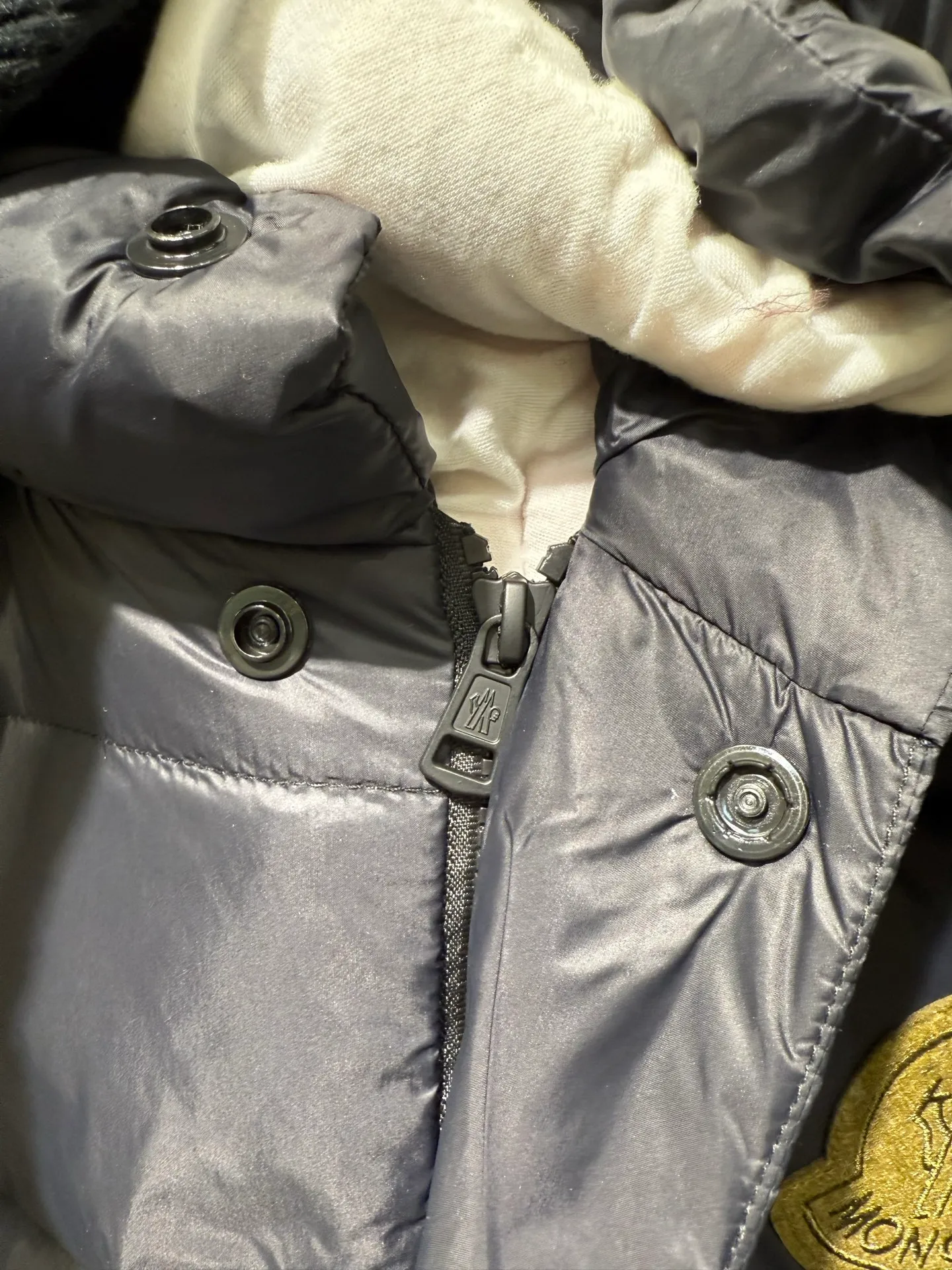 P1340 Moncler Cyclone Men's 2-in-1 Down Jacket The Cyclone down jacket uses a modern approach to interpret the classic silhouette of the 1980s, with a new simple version design. This short down jacket is made from nylon and features easily removable sleeves, allowing you to convert the jacket into a vest. A removable hood and contrast lining complete the design.  Fabric: Made of nylon fabric, lined with Nylon laqué and filled with down, 100% nylon, filling: 95 white duck down, filling capacity of about 300g (washed standard goose down), please order the goose down version if you need it. Craftsmanship: detachable hood and sleeves, zipper and snap button closure, zipper pocket, elastic cuffs, elastic drawstring hem, supports NFC chip sensing, size: 1 2 3 4 5, color: dark blue, dark brown 0556080