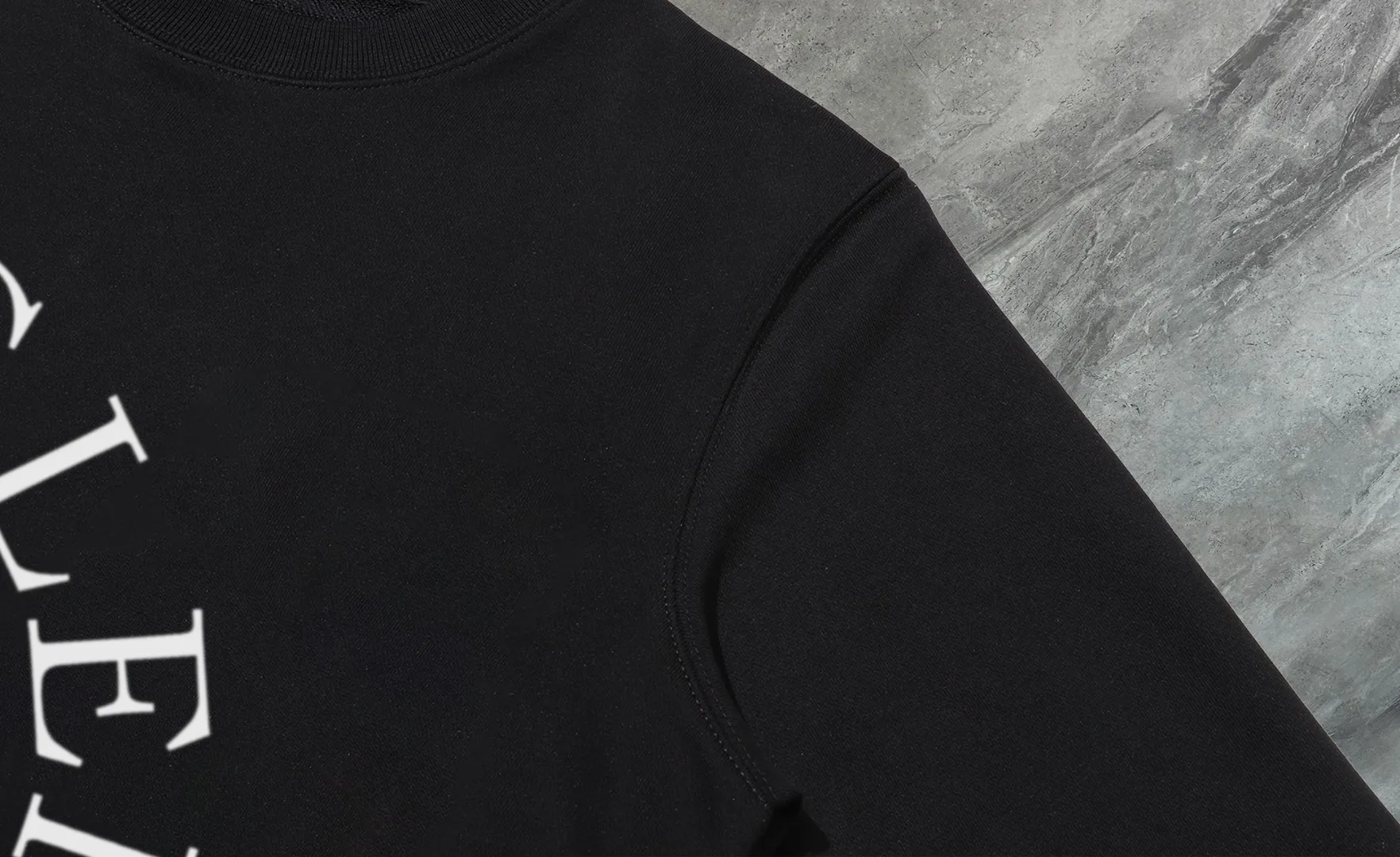 P210 High-version sweatshirt) [Long-term stock] 〖𝐌𝐎𝐍𝐂𝐋𝐄𝐑~Mask〗 Made of 440g heavy-weight fabric. It is different from the market currency. It can be matched with any variety and is properly handsome. 😎The whole dress is made of double waistcoats. The double waistcoats make the whole dress more three-dimensional. Not ordinary factories can do such fine work. 2025 Spring runway version of the T stage, on sale at the counter, round neck terry sweatshirt, high-end double-strand pure cotton, custom-made stretch ribs, dyed in the same vat, complete with three standards, matched with exquisite embroidered LOGO on the chest, simple and advanced, same style for men and women. Color: black, apricot, white, size: S M L XL 2XL