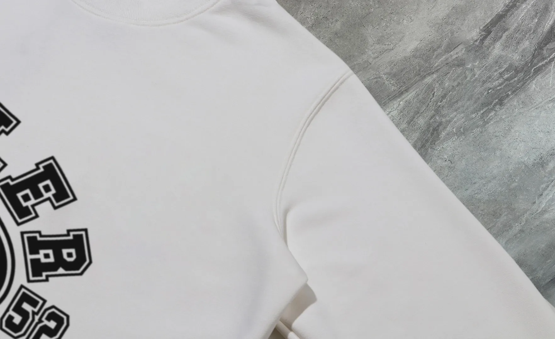 P210 High-version sweatshirt) [Long-term stock] 〖𝐌𝐎𝐍𝐂𝐋𝐄𝐑~Mask〗 Made of 440g heavy-weight fabric. It is different from the market currency. It can be matched with any variety and is properly handsome. 😎The whole dress is made of double waistcoats. The double waistcoats make the whole dress more three-dimensional. Not ordinary factories can do such fine work. 2025 Spring runway version of the T stage, on sale at the counter, round neck terry sweatshirt, high-end double-strand pure cotton, custom-made stretch ribs, dyed in the same vat, complete with three standards, matched with exquisite embroidered LOGO on the chest, simple and advanced, same style for men and women. Color: black, apricot, white, size: S M L XL 2XL