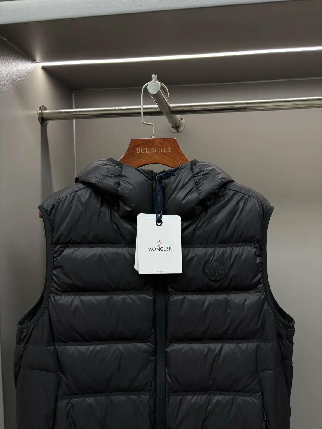 P760 Moncler's new logo down vest for the mouth, classic black and white style, same style for men and women, simple and high-end. Customized accessories at the counter, top-grade imported white duck down filling, both light and warm, bid farewell to bloat, easy to control fashion and temperature~ Hooded design, windproof and stylish, whether worn inside or outside, it can add points to the style, adapt to various styles, so that you can go out coolly in the cold season~ Size: M-XXXL Color: Black White