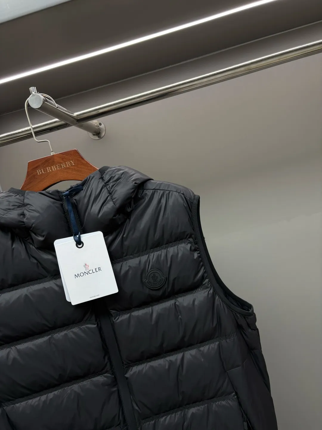 P760 Moncler's new logo down vest for the mouth, classic black and white style, same style for men and women, simple and high-end. Customized accessories at the counter, top-grade imported white duck down filling, both light and warm, bid farewell to bloat, easy to control fashion and temperature~ Hooded design, windproof and stylish, whether worn inside or outside, it can add points to the style, adapt to various styles, so that you can go out coolly in the cold season~ Size: M-XXXL Color: Black White