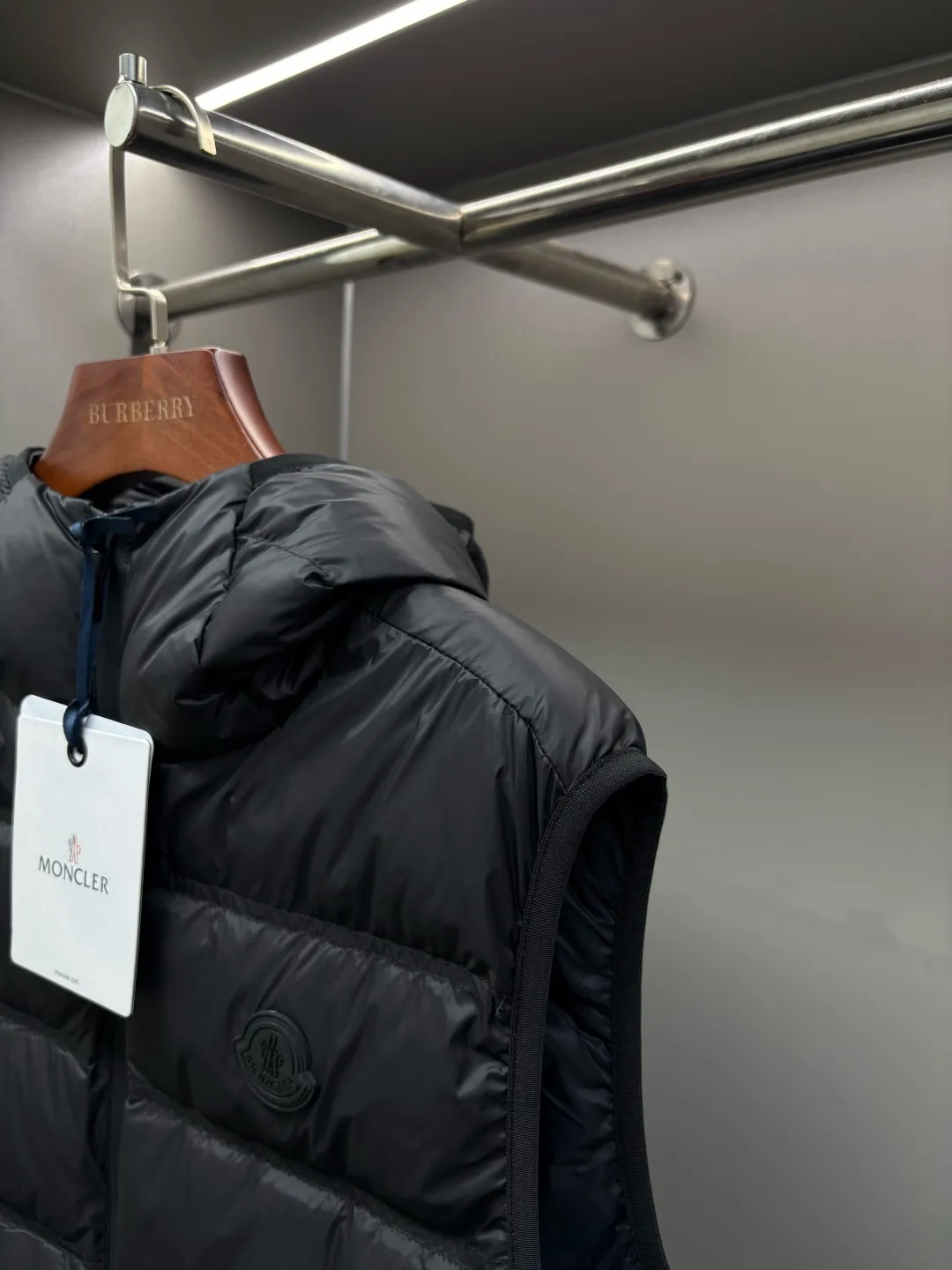 P760 Moncler's new logo down vest for the mouth, classic black and white style, same style for men and women, simple and high-end. Customized accessories at the counter, top-grade imported white duck down filling, both light and warm, bid farewell to bloat, easy to control fashion and temperature~ Hooded design, windproof and stylish, whether worn inside or outside, it can add points to the style, adapt to various styles, so that you can go out coolly in the cold season~ Size: M-XXXL Color: Black White
