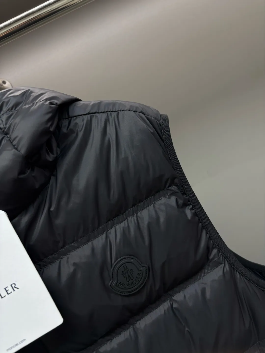 P760 Moncler's new logo down vest for the mouth, classic black and white style, same style for men and women, simple and high-end. Customized accessories at the counter, top-grade imported white duck down filling, both light and warm, bid farewell to bloat, easy to control fashion and temperature~ Hooded design, windproof and stylish, whether worn inside or outside, it can add points to the style, adapt to various styles, so that you can go out coolly in the cold season~ Size: M-XXXL Color: Black White