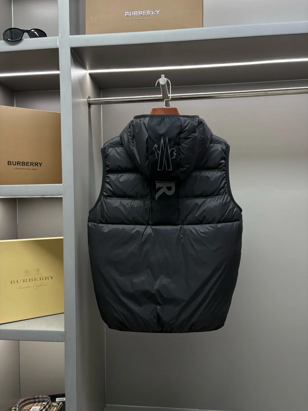 P760 Moncler's new logo down vest for the mouth, classic black and white style, same style for men and women, simple and high-end. Customized accessories at the counter, top-grade imported white duck down filling, both light and warm, bid farewell to bloat, easy to control fashion and temperature~ Hooded design, windproof and stylish, whether worn inside or outside, it can add points to the style, adapt to various styles, so that you can go out coolly in the cold season~ Size: M-XXXL Color: Black White