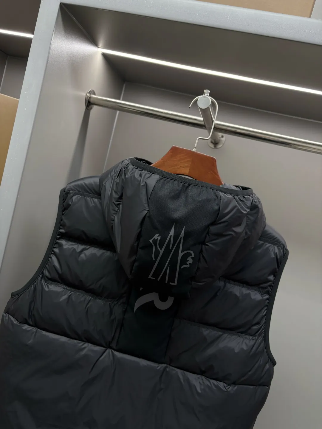 P760 Moncler's new logo down vest for the mouth, classic black and white style, same style for men and women, simple and high-end. Customized accessories at the counter, top-grade imported white duck down filling, both light and warm, bid farewell to bloat, easy to control fashion and temperature~ Hooded design, windproof and stylish, whether worn inside or outside, it can add points to the style, adapt to various styles, so that you can go out coolly in the cold season~ Size: M-XXXL Color: Black White