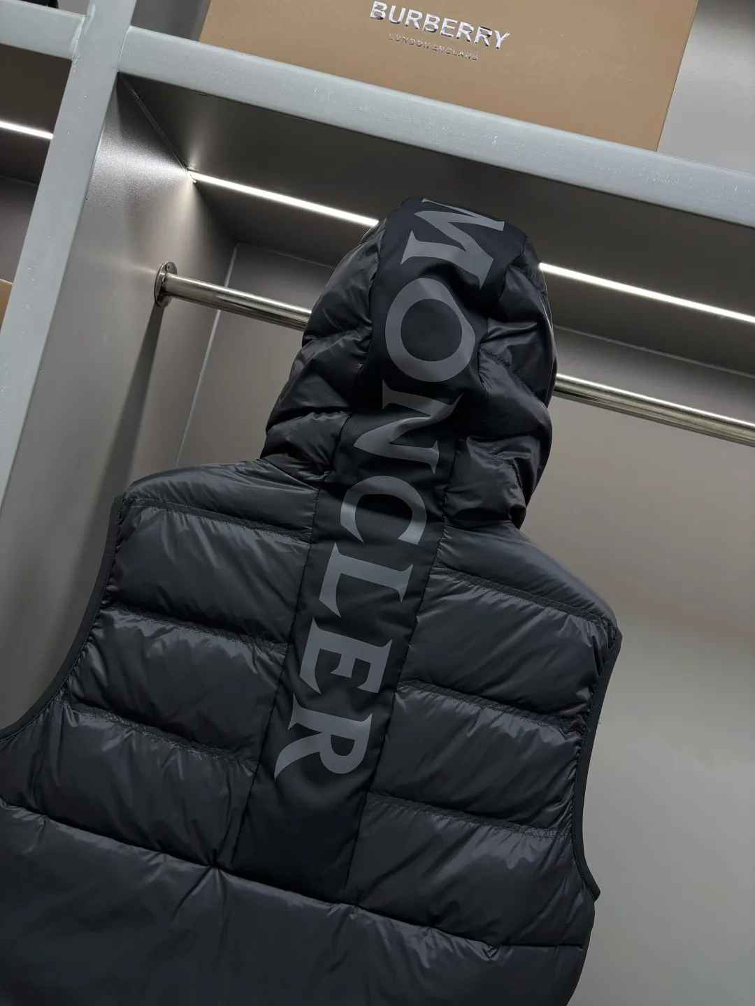 P760 Moncler's new logo down vest for the mouth, classic black and white style, same style for men and women, simple and high-end. Customized accessories at the counter, top-grade imported white duck down filling, both light and warm, bid farewell to bloat, easy to control fashion and temperature~ Hooded design, windproof and stylish, whether worn inside or outside, it can add points to the style, adapt to various styles, so that you can go out coolly in the cold season~ Size: M-XXXL Color: Black White