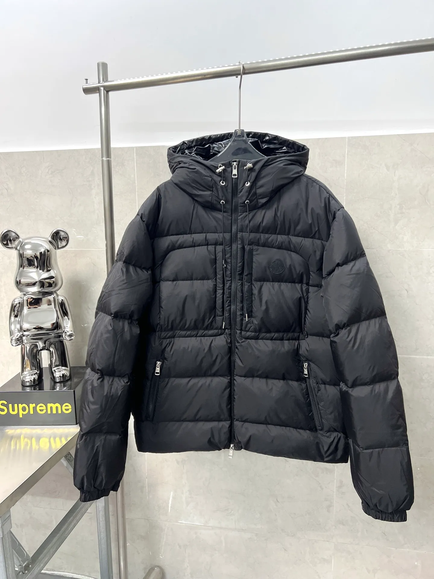 P980 Moncler new men's fashionable down jacket, light luxury fashion casual style, light, warm and soft! Low-key series, fashionable and versatile, just stylish! Hong Kong trade order model, a super fairy item Small hooded design, functional diagonal pockets on both sides, and high-quality original lacquer four-button buckles, which easily demonstrate brand recognition and super specifications and performance. The whole body is quilted with full horizontal lines and full of velvet, which is full of fluffiness and has excellent resilience. It has a perfect fit, fashionable and not bloated, and interprets the simple aesthetic style of the series. The upper body is light and warm, and has a perfect cold-proof effect! A high-street luxury product that combines appearance and performance at the same time. Color: black apricot Size: 12345