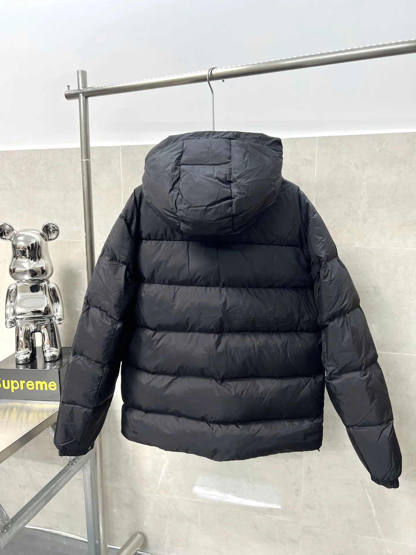 P980 Moncler new men's fashionable down jacket, light luxury fashion casual style, light, warm and soft! Low-key series, fashionable and versatile, just stylish! Hong Kong trade order model, a super fairy item Small hooded design, functional diagonal pockets on both sides, and high-quality original lacquer four-button buckles, which easily demonstrate brand recognition and super specifications and performance. The whole body is quilted with full horizontal lines and full of velvet, which is full of fluffiness and has excellent resilience. It has a perfect fit, fashionable and not bloated, and interprets the simple aesthetic style of the series. The upper body is light and warm, and has a perfect cold-proof effect! A high-street luxury product that combines appearance and performance at the same time. Color: black apricot Size: 12345