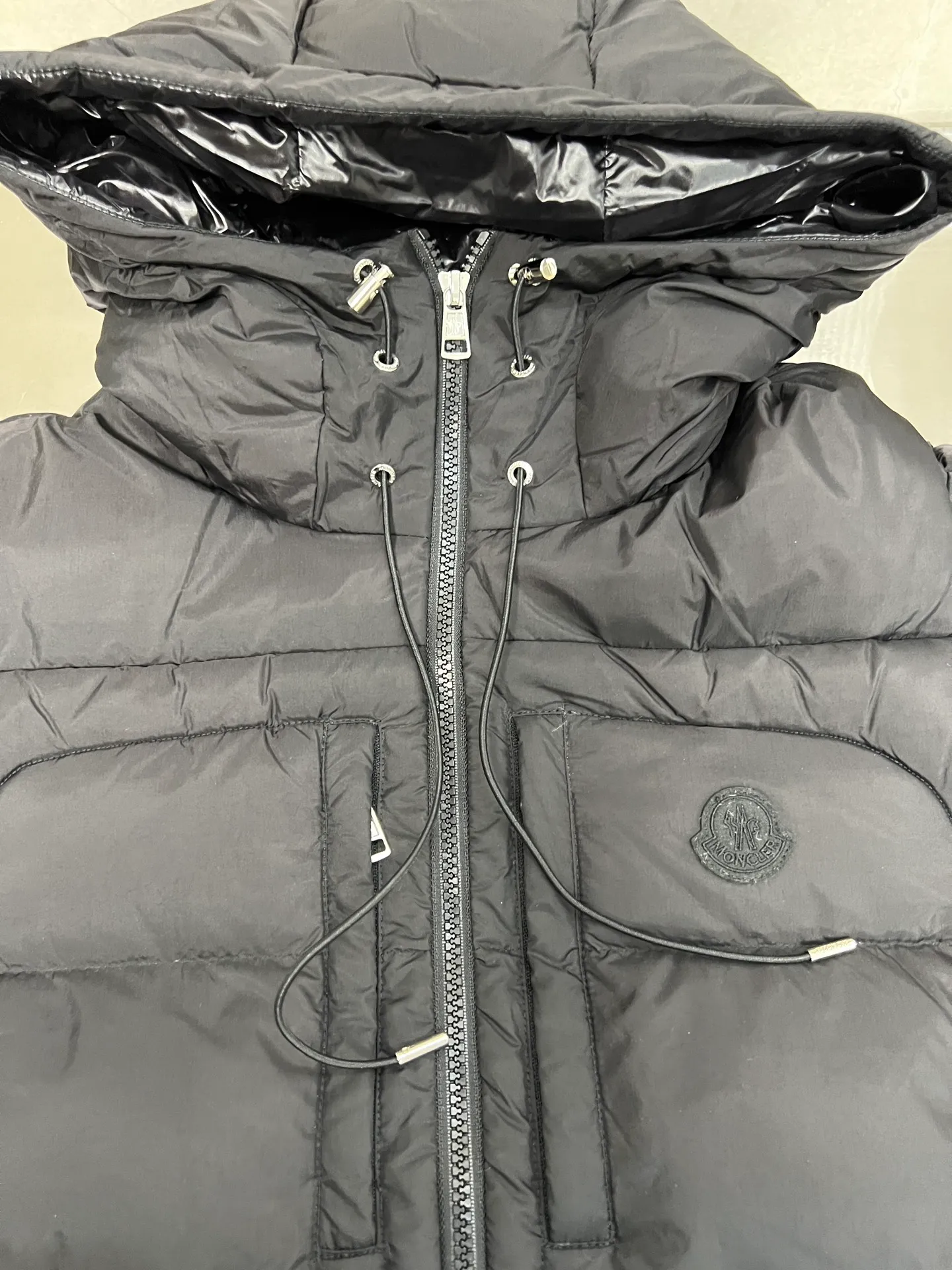 P980 Moncler new men's fashionable down jacket, light luxury fashion casual style, light, warm and soft! Low-key series, fashionable and versatile, just stylish! Hong Kong trade order model, a super fairy item Small hooded design, functional diagonal pockets on both sides, and high-quality original lacquer four-button buckles, which easily demonstrate brand recognition and super specifications and performance. The whole body is quilted with full horizontal lines and full of velvet, which is full of fluffiness and has excellent resilience. It has a perfect fit, fashionable and not bloated, and interprets the simple aesthetic style of the series. The upper body is light and warm, and has a perfect cold-proof effect! A high-street luxury product that combines appearance and performance at the same time. Color: black apricot Size: 12345