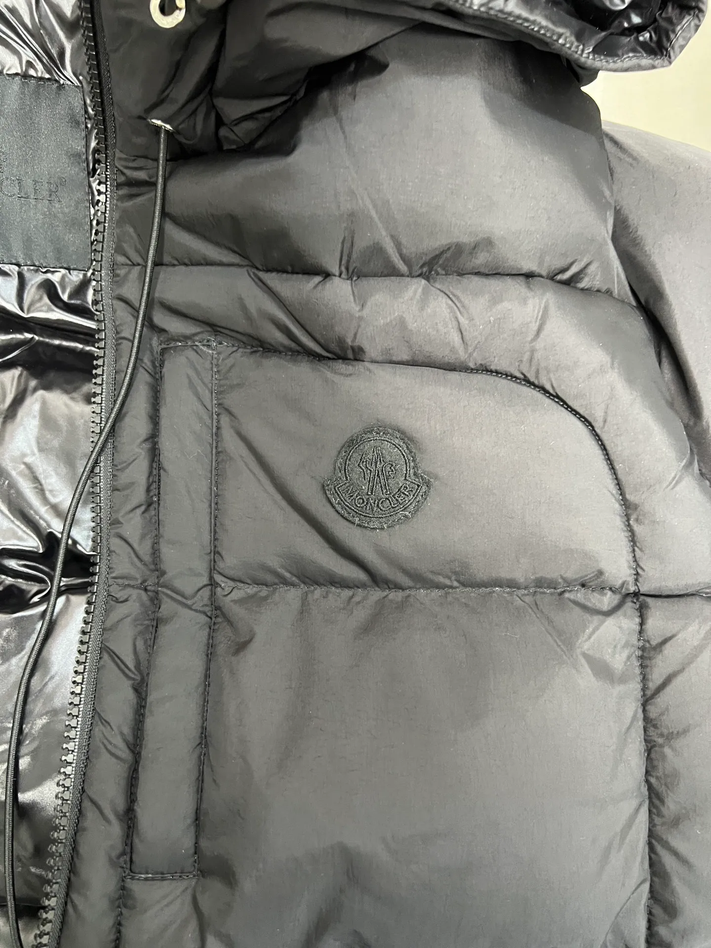 P980 Moncler new men's fashionable down jacket, light luxury fashion casual style, light, warm and soft! Low-key series, fashionable and versatile, just stylish! Hong Kong trade order model, a super fairy item Small hooded design, functional diagonal pockets on both sides, and high-quality original lacquer four-button buckles, which easily demonstrate brand recognition and super specifications and performance. The whole body is quilted with full horizontal lines and full of velvet, which is full of fluffiness and has excellent resilience. It has a perfect fit, fashionable and not bloated, and interprets the simple aesthetic style of the series. The upper body is light and warm, and has a perfect cold-proof effect! A high-street luxury product that combines appearance and performance at the same time. Color: black apricot Size: 12345