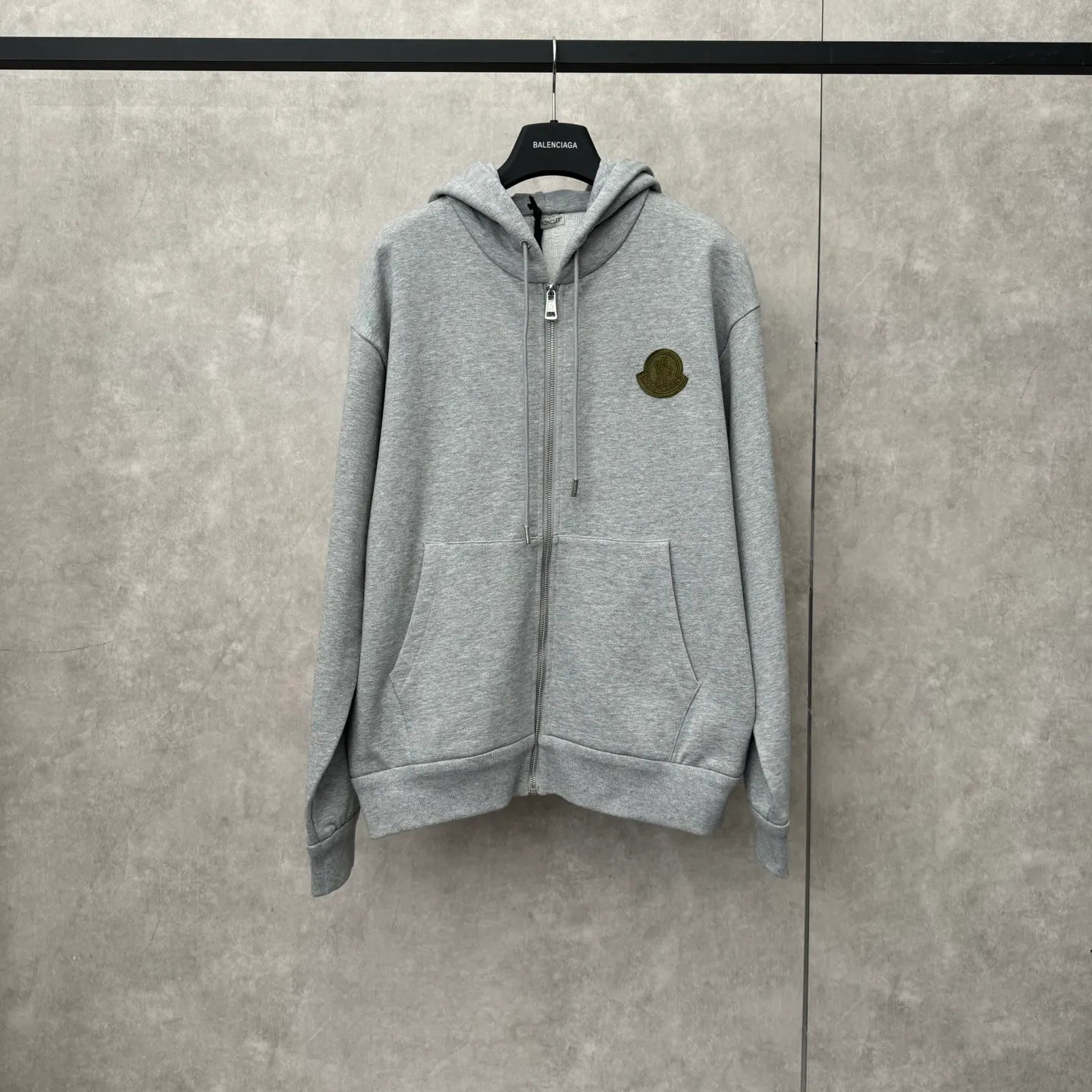 P570 Moncler 25 new sports suit top jacket SIZE S/M/L/XL This sports suit is made of 100% cotton fabric. The top is hooded and has a drawstring. It is decorated with mon's exclusive logo on the front chest. It has two large pockets and the pants have an elastic waist design. The whole set has a great matching effect. The upper body is very comfortable. It is great for sports and leisure. It is the same style for men and women. Highly recommended! Color: gray white