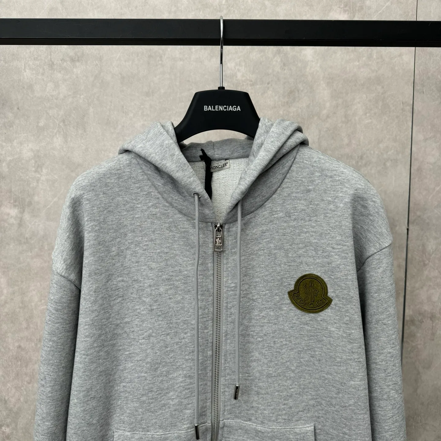 P570 Moncler 25 new sports suit top jacket SIZE S/M/L/XL This sports suit is made of 100% cotton fabric. The top is hooded and has a drawstring. It is decorated with mon's exclusive logo on the front chest. It has two large pockets and the pants have an elastic waist design. The whole set has a great matching effect. The upper body is very comfortable. It is great for sports and leisure. It is the same style for men and women. Highly recommended! Color: gray white