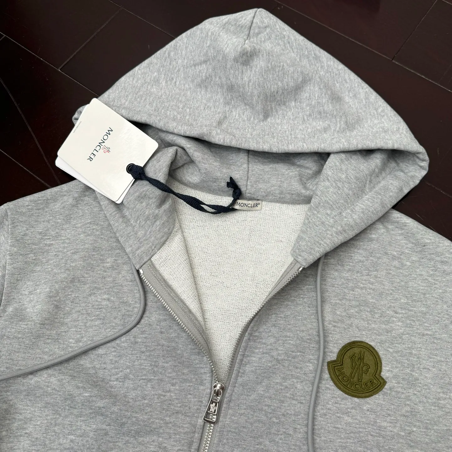 P570 Moncler 25 new sports suit top jacket SIZE S/M/L/XL This sports suit is made of 100% cotton fabric. The top is hooded and has a drawstring. It is decorated with mon's exclusive logo on the front chest. It has two large pockets and the pants have an elastic waist design. The whole set has a great matching effect. The upper body is very comfortable. It is great for sports and leisure. It is the same style for men and women. Highly recommended! Color: gray white