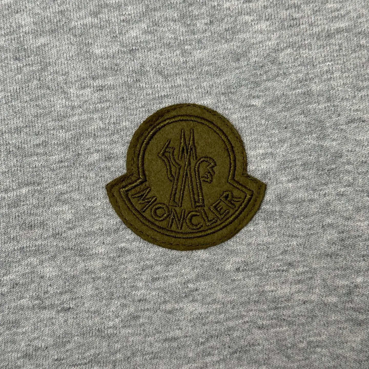 P570 Moncler 25 new sports suit top jacket SIZE S/M/L/XL This sports suit is made of 100% cotton fabric. The top is hooded and has a drawstring. It is decorated with mon's exclusive logo on the front chest. It has two large pockets and the pants have an elastic waist design. The whole set has a great matching effect. The upper body is very comfortable. It is great for sports and leisure. It is the same style for men and women. Highly recommended! Color: gray white
