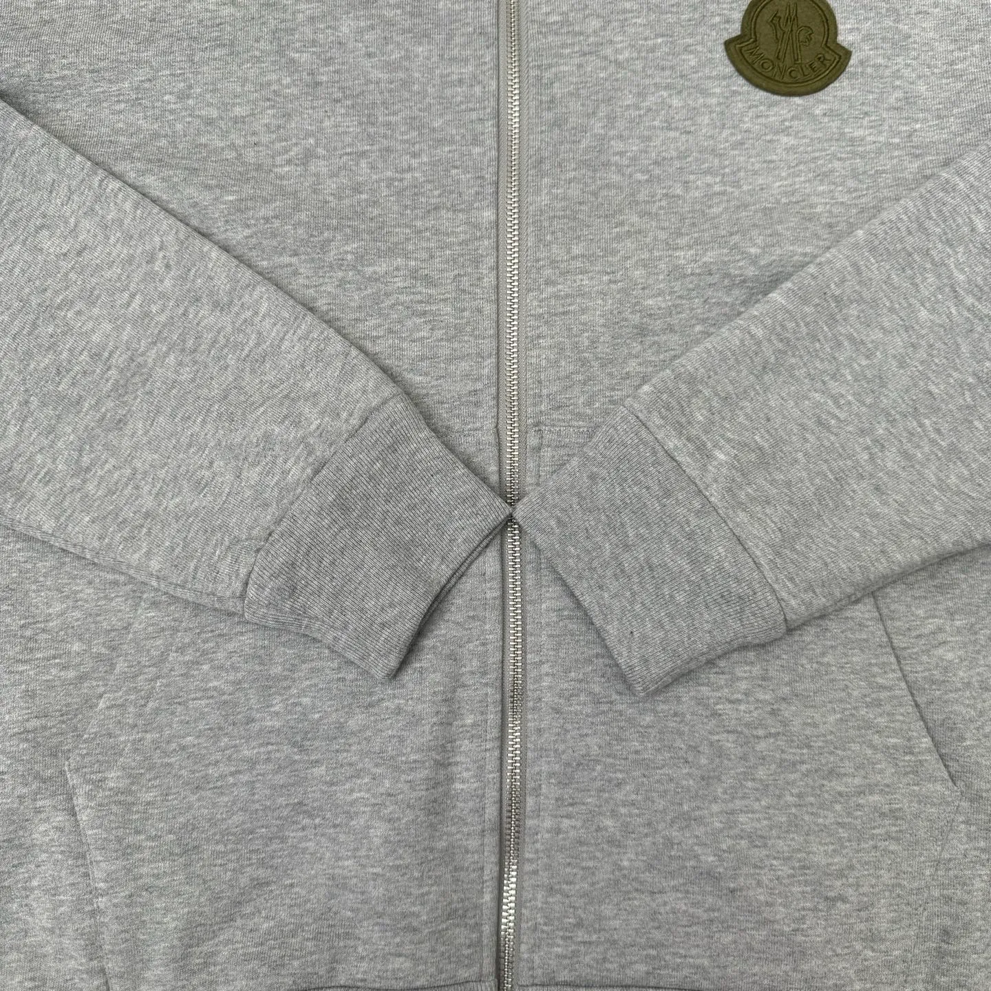 P570 Moncler 25 new sports suit top jacket SIZE S/M/L/XL This sports suit is made of 100% cotton fabric. The top is hooded and has a drawstring. It is decorated with mon's exclusive logo on the front chest. It has two large pockets and the pants have an elastic waist design. The whole set has a great matching effect. The upper body is very comfortable. It is great for sports and leisure. It is the same style for men and women. Highly recommended! Color: gray white