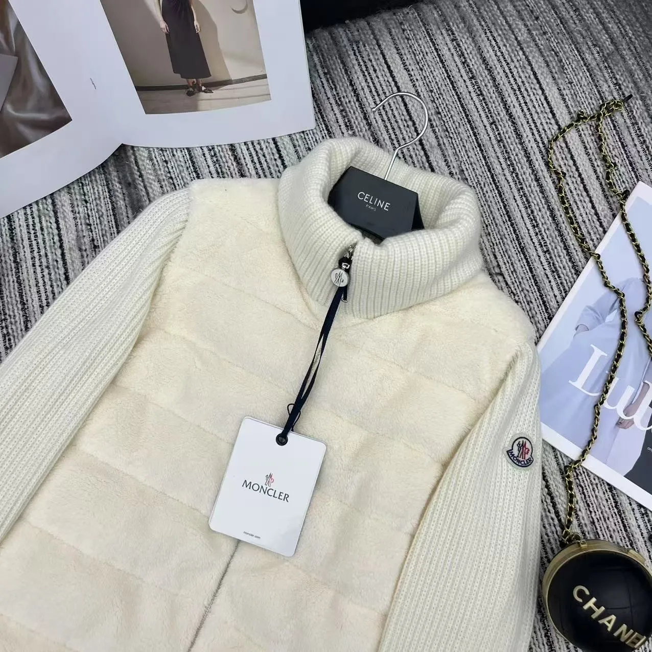 P640 Moncler 🌟 2025 autumn and winter new Cardigan, medium-thick down jacket, the bottom of the fabric has been treated with anti-drilling velvet, it is not a currency on the market, feel free to wear it! The classic quilted design outlines a slim silhouette, and the stand-up collar details enhance the temperament, while being lightweight and warm. Wear it as a layer during spring or winter, and you can easily weather the changing weather in one piece. Choose from three colors to suit your style: low-key black, pure white, high-end grey, three high-end tones, suitable for different occasions and styles. The short cut lengthens the proportion, and even a small person can wear it with long legs! High-end goose down, the choice of quality. Carefully selected high-quality goose down filling, which has both fluffiness and warmth, is light and weightless. Every detail shows craftsmanship. Color: black, pink and gray. Size: s m l