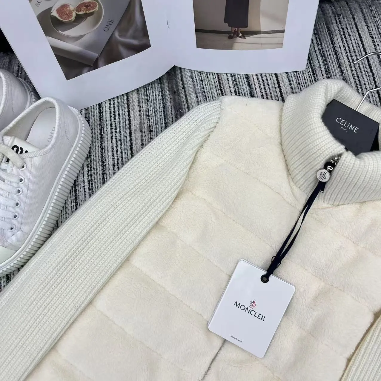 P640 Moncler 🌟 2025 autumn and winter new Cardigan, medium-thick down jacket, the bottom of the fabric has been treated with anti-drilling velvet, it is not a currency on the market, feel free to wear it! The classic quilted design outlines a slim silhouette, and the stand-up collar details enhance the temperament, while being lightweight and warm. Wear it as a layer during spring or winter, and you can easily weather the changing weather in one piece. Choose from three colors to suit your style: low-key black, pure white, high-end grey, three high-end tones, suitable for different occasions and styles. The short cut lengthens the proportion, and even a small person can wear it with long legs! High-end goose down, the choice of quality. Carefully selected high-quality goose down filling, which has both fluffiness and warmth, is light and weightless. Every detail shows craftsmanship. Color: black, pink and gray. Size: s m l