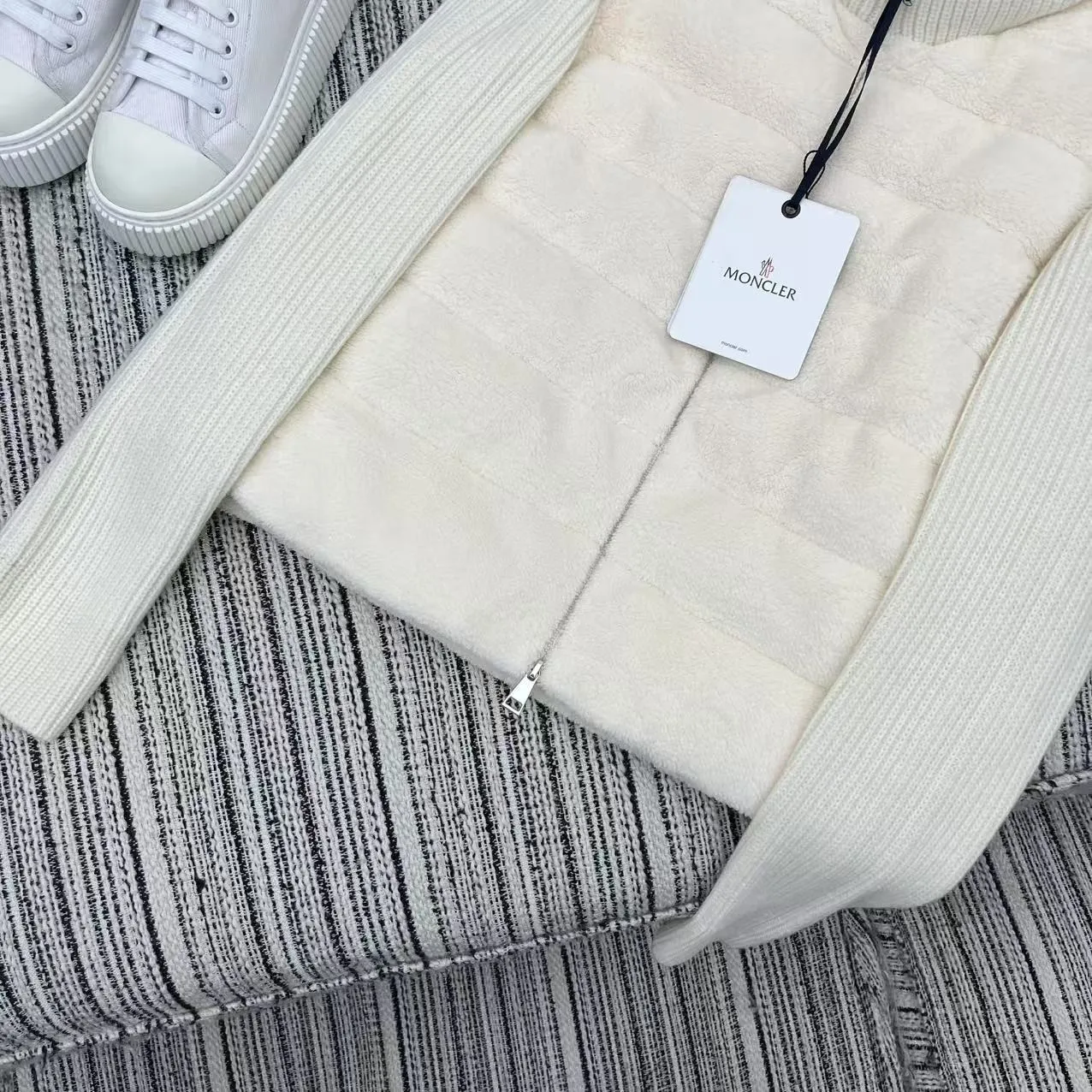 P640 Moncler 🌟 2025 autumn and winter new Cardigan, medium-thick down jacket, the bottom of the fabric has been treated with anti-drilling velvet, it is not a currency on the market, feel free to wear it! The classic quilted design outlines a slim silhouette, and the stand-up collar details enhance the temperament, while being lightweight and warm. Wear it as a layer during spring or winter, and you can easily weather the changing weather in one piece. Choose from three colors to suit your style: low-key black, pure white, high-end grey, three high-end tones, suitable for different occasions and styles. The short cut lengthens the proportion, and even a small person can wear it with long legs! High-end goose down, the choice of quality. Carefully selected high-quality goose down filling, which has both fluffiness and warmth, is light and weightless. Every detail shows craftsmanship. Color: black, pink and gray. Size: s m l