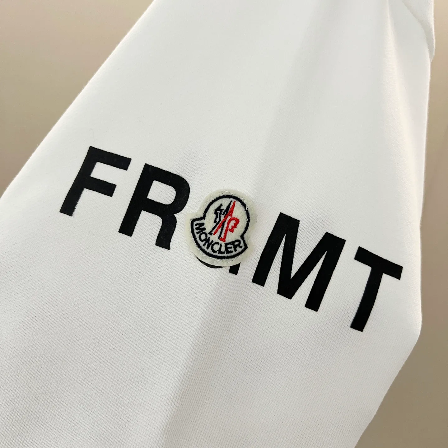 P220 MONCLER/Mask 420g pure cotton round neck sweatshirt, front and back printed letter LOGO logo, arm brand seal craftsmanship, official synchronization, high version, high quality, fashionable personality, versatile trend, pure original quality, original fabric, tag, collar label, washed wheat, complete three standards, color: black, white, gray. Size: XS-L