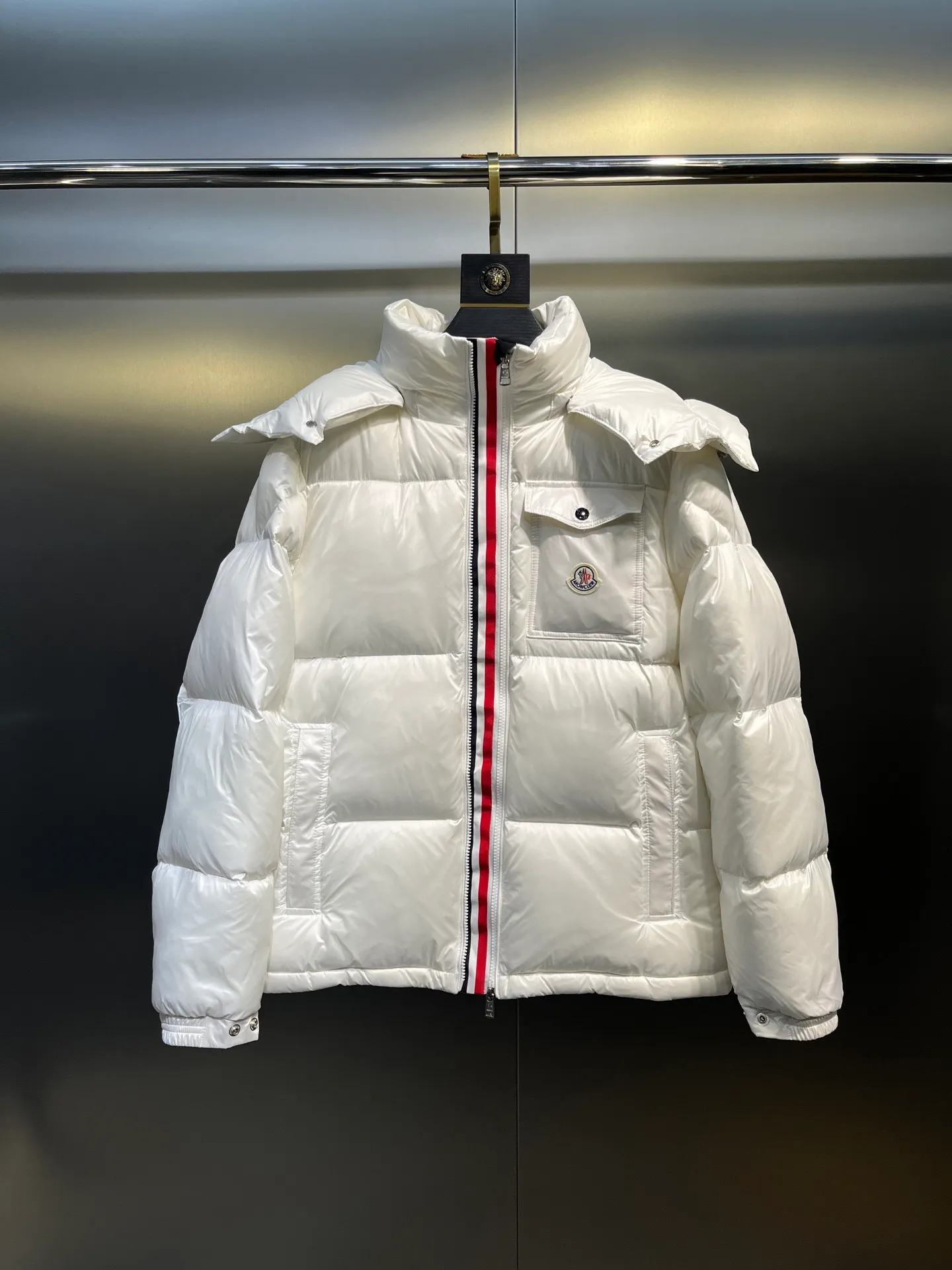 P700 Moncler Yuhuang Maya Maya color striped webbing double zipper series classic versatile down jacket for men and women. There are too many versions on the market, the quality and price are proportional. ➖Authentic synchronous anti-counterfeiting chip sensor! ➖The high version of the classic series will never be misleading like false goose down! ➖15d nylon fabric lining is of the highest standard, never velvet! ➖The original Velcro is durable, and the accessories and hardware are all custom-made from the original factory, 100% restoring the replica quality! ➖The perfect combination of every link ensures the smoothness of every piece of clothing, the Rolls-Royce of down jackets!  Style number: A78# Color: black white Size: 1-5