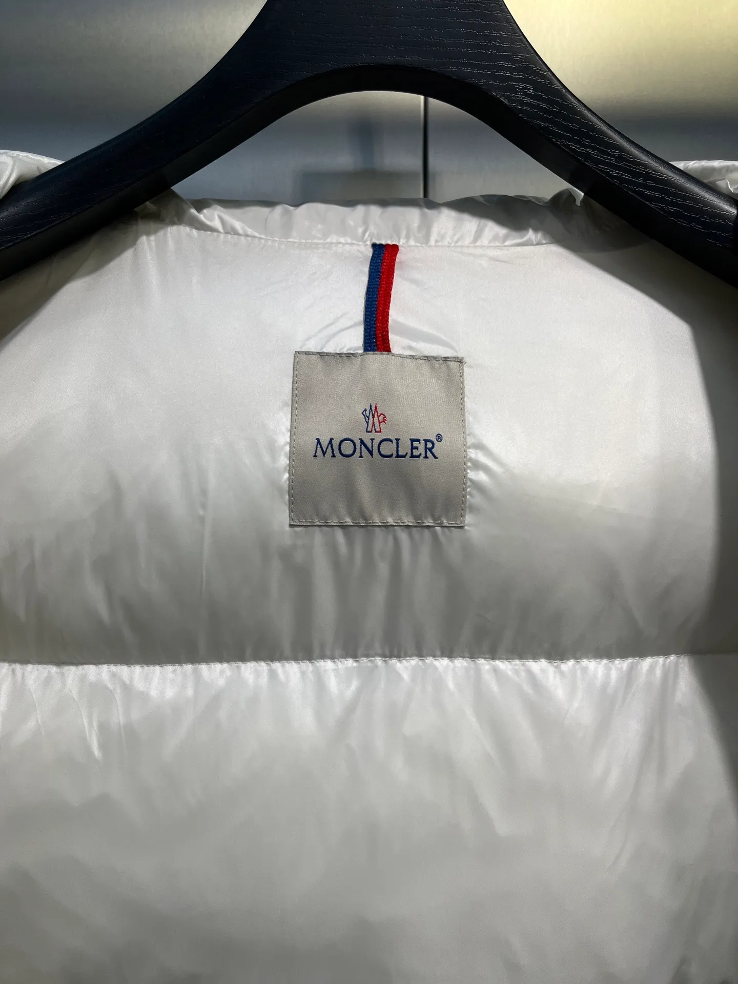 P700 Moncler Yuhuang Maya Maya color striped webbing double zipper series classic versatile down jacket for men and women. There are too many versions on the market, the quality and price are proportional. ➖Authentic synchronous anti-counterfeiting chip sensor! ➖The high version of the classic series will never be misleading like false goose down! ➖15d nylon fabric lining is of the highest standard, never velvet! ➖The original Velcro is durable, and the accessories and hardware are all custom-made from the original factory, 100% restoring the replica quality! ➖The perfect combination of every link ensures the smoothness of every piece of clothing, the Rolls-Royce of down jackets!  Style number: A78# Color: black white Size: 1-5