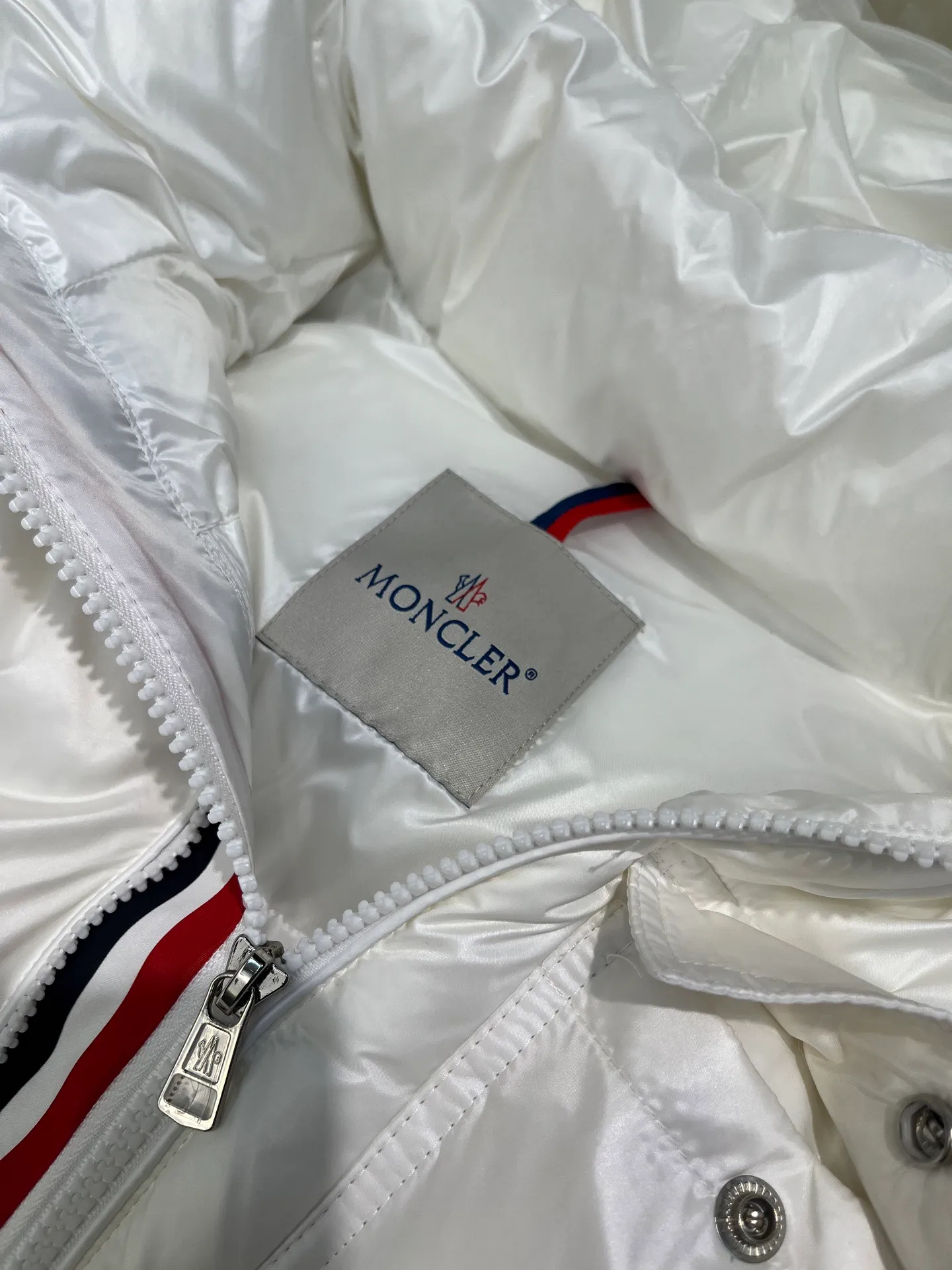 P700 Moncler Yuhuang Maya Maya color striped webbing double zipper series classic versatile down jacket for men and women. There are too many versions on the market, the quality and price are proportional. ➖Authentic synchronous anti-counterfeiting chip sensor! ➖The high version of the classic series will never be misleading like false goose down! ➖15d nylon fabric lining is of the highest standard, never velvet! ➖The original Velcro is durable, and the accessories and hardware are all custom-made from the original factory, 100% restoring the replica quality! ➖The perfect combination of every link ensures the smoothness of every piece of clothing, the Rolls-Royce of down jackets!  Style number: A78# Color: black white Size: 1-5