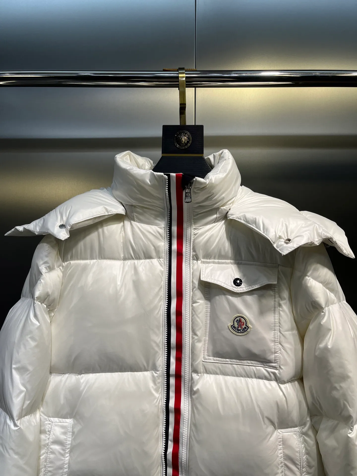 P700 Moncler Yuhuang Maya Maya color striped webbing double zipper series classic versatile down jacket for men and women. There are too many versions on the market, the quality and price are proportional. ➖Authentic synchronous anti-counterfeiting chip sensor! ➖The high version of the classic series will never be misleading like false goose down! ➖15d nylon fabric lining is of the highest standard, never velvet! ➖The original Velcro is durable, and the accessories and hardware are all custom-made from the original factory, 100% restoring the replica quality! ➖The perfect combination of every link ensures the smoothness of every piece of clothing, the Rolls-Royce of down jackets!  Style number: A78# Color: black white Size: 1-5