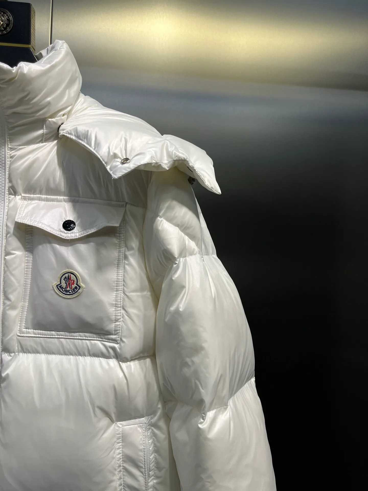 P700 Moncler Yuhuang Maya Maya color striped webbing double zipper series classic versatile down jacket for men and women. There are too many versions on the market, the quality and price are proportional. ➖Authentic synchronous anti-counterfeiting chip sensor! ➖The high version of the classic series will never be misleading like false goose down! ➖15d nylon fabric lining is of the highest standard, never velvet! ➖The original Velcro is durable, and the accessories and hardware are all custom-made from the original factory, 100% restoring the replica quality! ➖The perfect combination of every link ensures the smoothness of every piece of clothing, the Rolls-Royce of down jackets!  Style number: A78# Color: black white Size: 1-5
