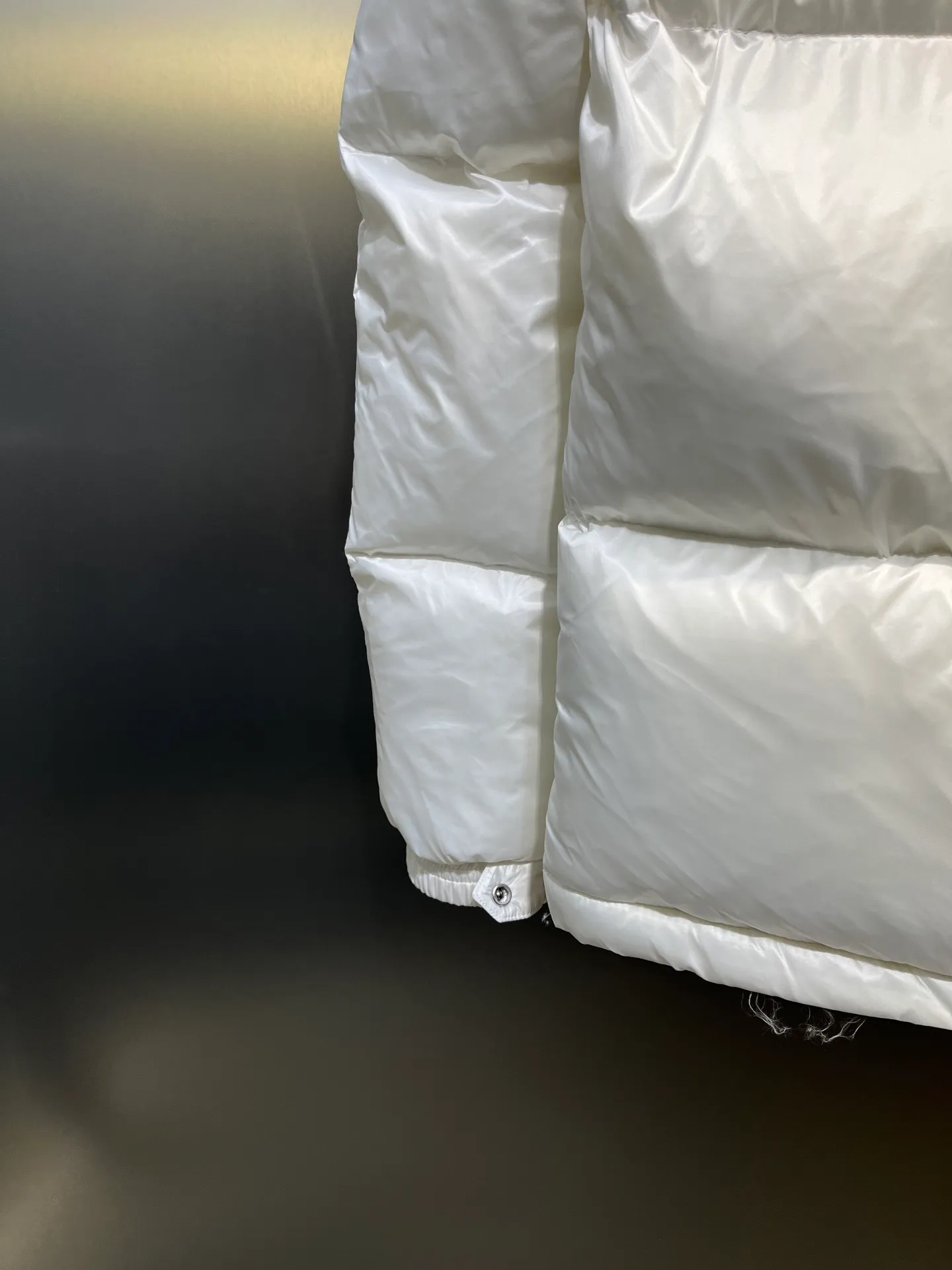 P700 Moncler Yuhuang Maya Maya color striped webbing double zipper series classic versatile down jacket for men and women. There are too many versions on the market, the quality and price are proportional. ➖Authentic synchronous anti-counterfeiting chip sensor! ➖The high version of the classic series will never be misleading like false goose down! ➖15d nylon fabric lining is of the highest standard, never velvet! ➖The original Velcro is durable, and the accessories and hardware are all custom-made from the original factory, 100% restoring the replica quality! ➖The perfect combination of every link ensures the smoothness of every piece of clothing, the Rolls-Royce of down jackets!  Style number: A78# Color: black white Size: 1-5