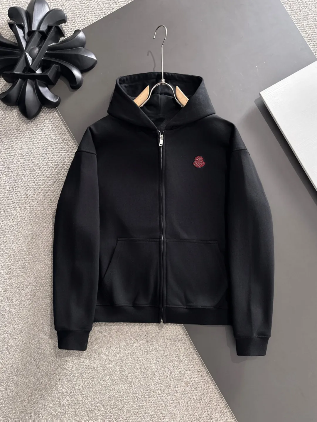 Next day delivery P460 High quality MONCLER/muzzle Exclusive debut of 25ss new autumn and winter lapel double zipper hooded sweatshirt jacket Many stars have the same style. Craftsmanship that ordinary small workshops cannot copy. We are not afraid of any challenges in terms of materials, detail restoration and craftsmanship, just to provide you with wonderful products. Compare the top original versions at will. No expense is spared just to do better. Unique imported fabric feel. Purely imported German machine production. Precision operation and thousands of needle density. A full set of new accessories with three standards can be customized at the same time. The upper body is versatile and fashionable. The perfect choice for autumn and winter. The must-have item. Size chart: S to XXL (or state your height and weight when placing an order)