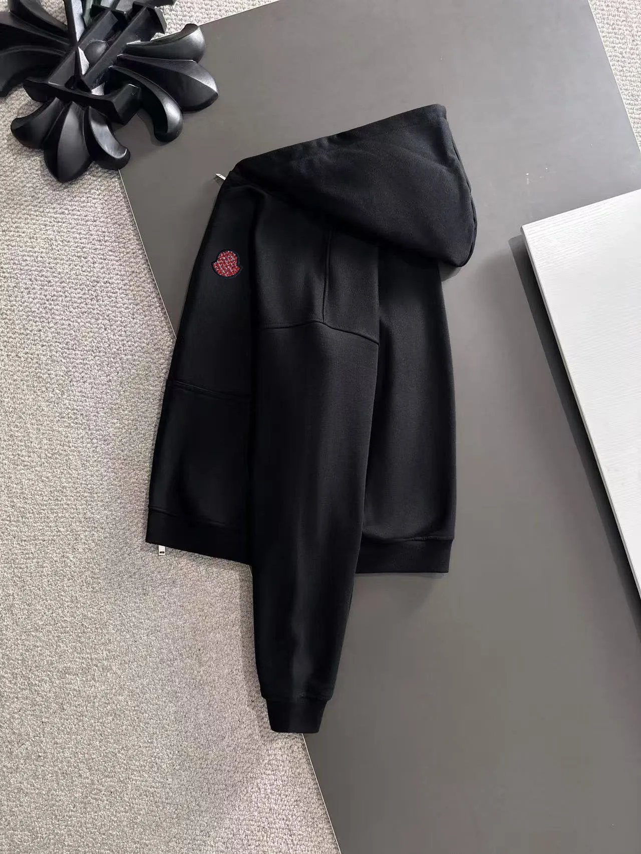 Next day delivery P460 High quality MONCLER/muzzle Exclusive debut of 25ss new autumn and winter lapel double zipper hooded sweatshirt jacket Many stars have the same style. Craftsmanship that ordinary small workshops cannot copy. We are not afraid of any challenges in terms of materials, detail restoration and craftsmanship, just to provide you with wonderful products. Compare the top original versions at will. No expense is spared just to do better. Unique imported fabric feel. Purely imported German machine production. Precision operation and thousands of needle density. A full set of new accessories with three standards can be customized at the same time. The upper body is versatile and fashionable. The perfect choice for autumn and winter. The must-have item. Size chart: S to XXL (or state your height and weight when placing an order)