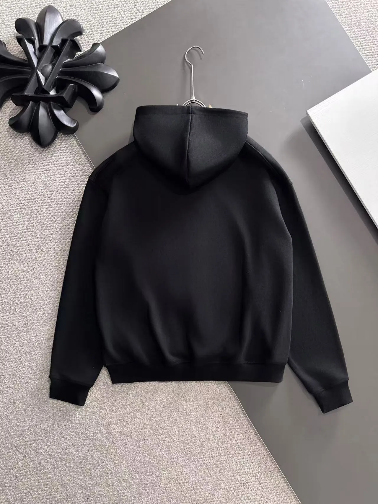 Next day delivery P460 High quality MONCLER/muzzle Exclusive debut of 25ss new autumn and winter lapel double zipper hooded sweatshirt jacket Many stars have the same style. Craftsmanship that ordinary small workshops cannot copy. We are not afraid of any challenges in terms of materials, detail restoration and craftsmanship, just to provide you with wonderful products. Compare the top original versions at will. No expense is spared just to do better. Unique imported fabric feel. Purely imported German machine production. Precision operation and thousands of needle density. A full set of new accessories with three standards can be customized at the same time. The upper body is versatile and fashionable. The perfect choice for autumn and winter. The must-have item. Size chart: S to XXL (or state your height and weight when placing an order)