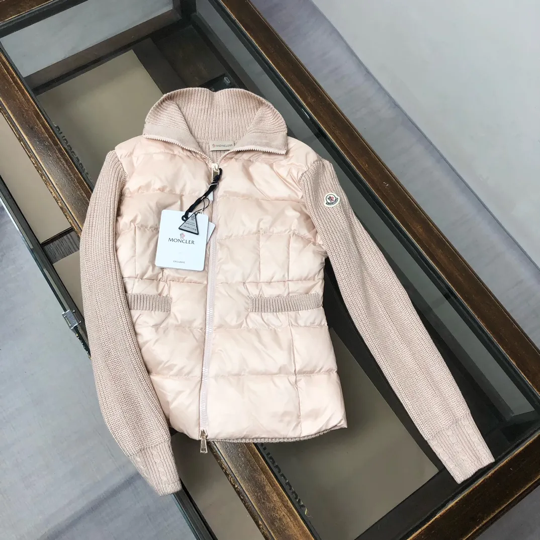 P700 ——————💜Female model 🆕🆕🆕MONCLER 2025 autumn and winter high-end customized knitted down jacket for women, it is extremely comfortable to touch, breathable and soft, and has excellent skin-friendly effect. And the version also has a perfect dressing effect, perfectly meeting the needs of various wearing occasions. Extremely extraordinary, the class and charm are extremely outstanding and dazzling, and it can better highlight the brand specifications and your pursuit of fashion! ! Very eye-catching, simple and high-end, and highly iconic! Fashionable and elegant without losing the sense of design, very versatile! Classics never go out of style!  Loose women's down knitted sweater, made of imported knitted fabrics. How can there be no lack of MC this autumn and winter? This simple style is the best matching item for MC fans in early autumn. It is an absolute treasure and a must-have cashmere knitted series for fashionable women! !  As a fan of MC, this should be a style not to be missed. All the items are now in stock, so everyone can grab them for yourself! ! Color: black, white, pink Size: S M L