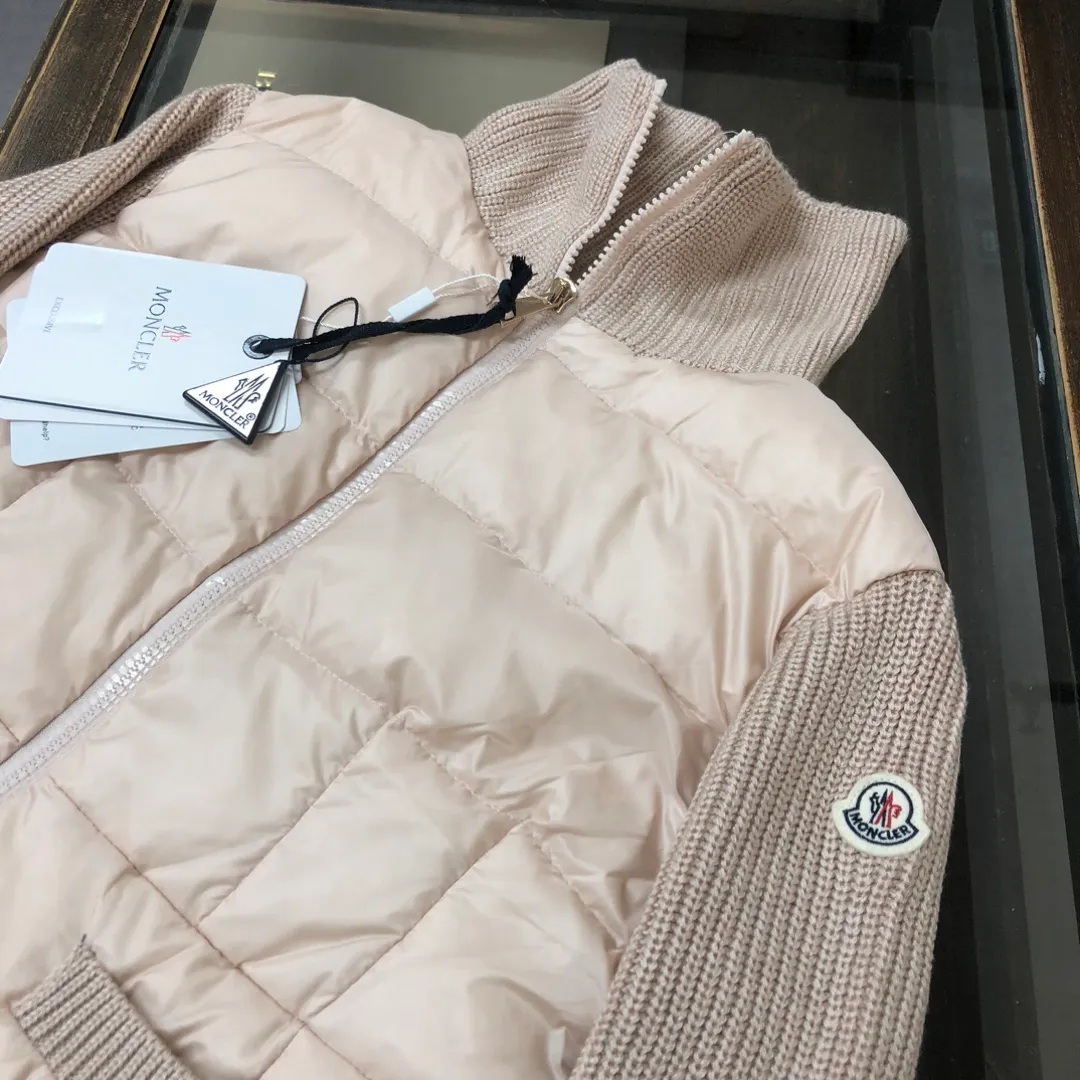 P700 ——————💜Female model 🆕🆕🆕MONCLER 2025 autumn and winter high-end customized knitted down jacket for women, it is extremely comfortable to touch, breathable and soft, and has excellent skin-friendly effect. And the version also has a perfect dressing effect, perfectly meeting the needs of various wearing occasions. Extremely extraordinary, the class and charm are extremely outstanding and dazzling, and it can better highlight the brand specifications and your pursuit of fashion! ! Very eye-catching, simple and high-end, and highly iconic! Fashionable and elegant without losing the sense of design, very versatile! Classics never go out of style!  Loose women's down knitted sweater, made of imported knitted fabrics. How can there be no lack of MC this autumn and winter? This simple style is the best matching item for MC fans in early autumn. It is an absolute treasure and a must-have cashmere knitted series for fashionable women! !  As a fan of MC, this should be a style not to be missed. All the items are now in stock, so everyone can grab them for yourself! ! Color: black, white, pink Size: S M L