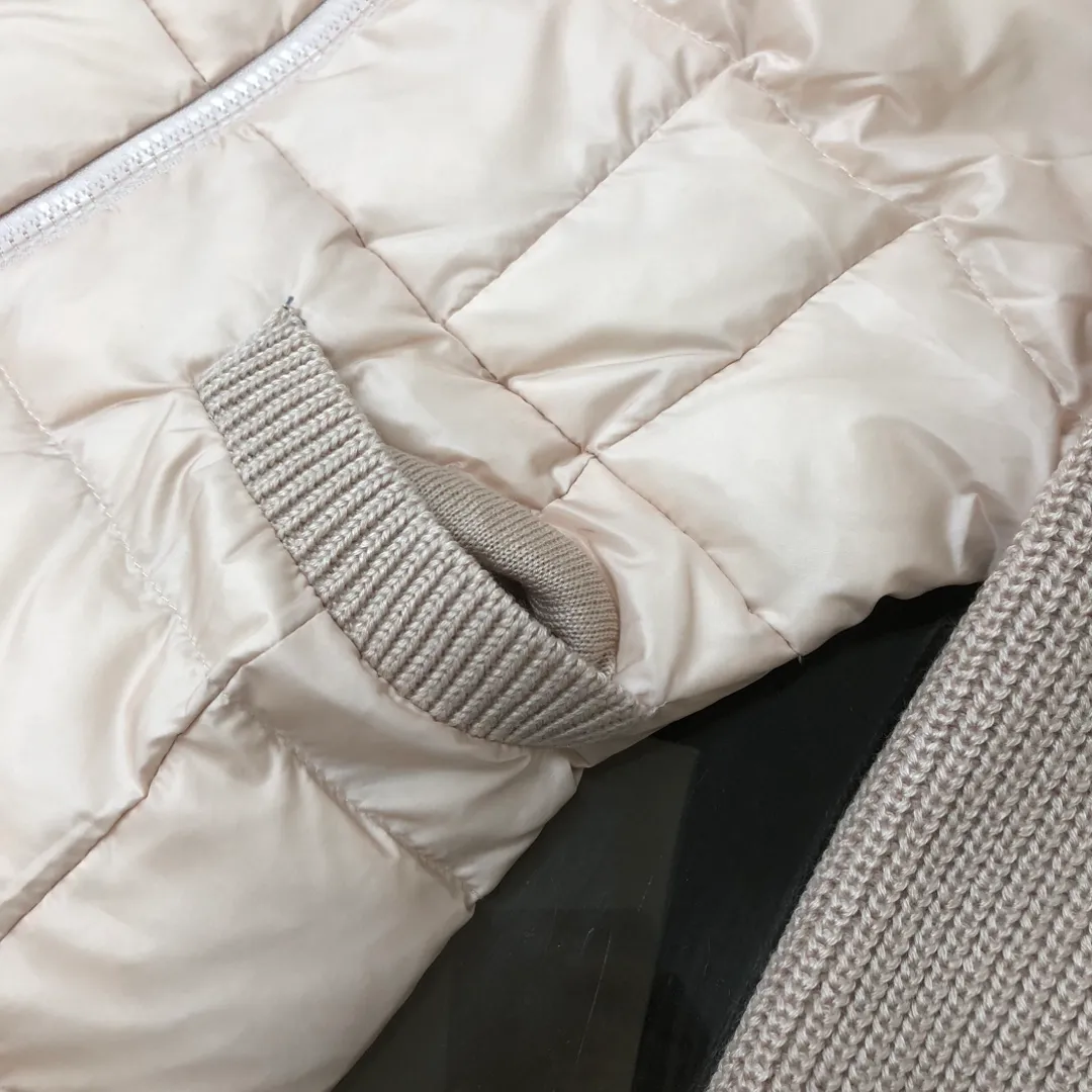 P700 ——————💜Female model 🆕🆕🆕MONCLER 2025 autumn and winter high-end customized knitted down jacket for women, it is extremely comfortable to touch, breathable and soft, and has excellent skin-friendly effect. And the version also has a perfect dressing effect, perfectly meeting the needs of various wearing occasions. Extremely extraordinary, the class and charm are extremely outstanding and dazzling, and it can better highlight the brand specifications and your pursuit of fashion! ! Very eye-catching, simple and high-end, and highly iconic! Fashionable and elegant without losing the sense of design, very versatile! Classics never go out of style!  Loose women's down knitted sweater, made of imported knitted fabrics. How can there be no lack of MC this autumn and winter? This simple style is the best matching item for MC fans in early autumn. It is an absolute treasure and a must-have cashmere knitted series for fashionable women! !  As a fan of MC, this should be a style not to be missed. All the items are now in stock, so everyone can grab them for yourself! ! Color: black, white, pink Size: S M L